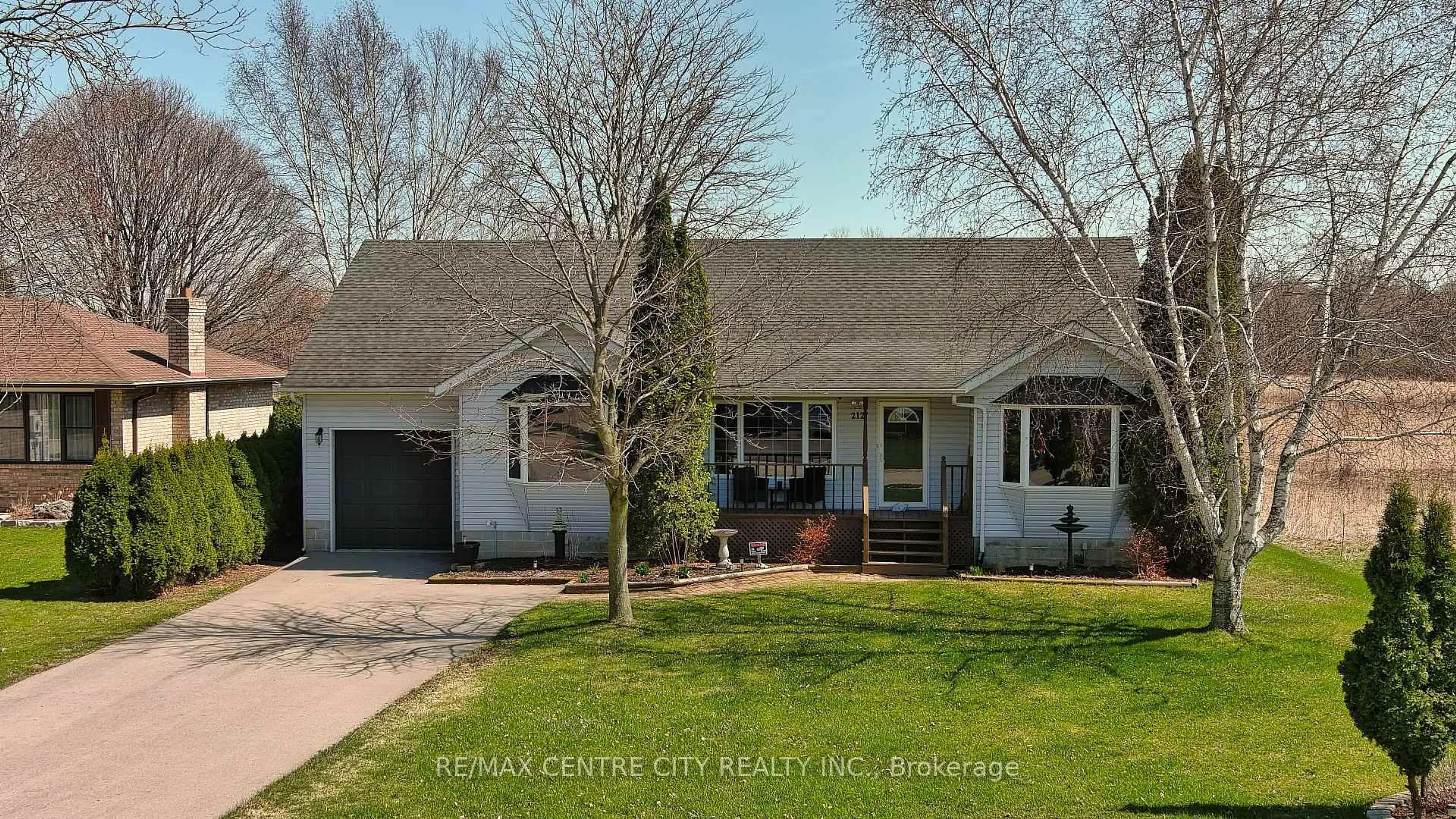 Home with vinyl exterior material, street for 212 QUEEN St, West Elgin Ontario N0L 2C0