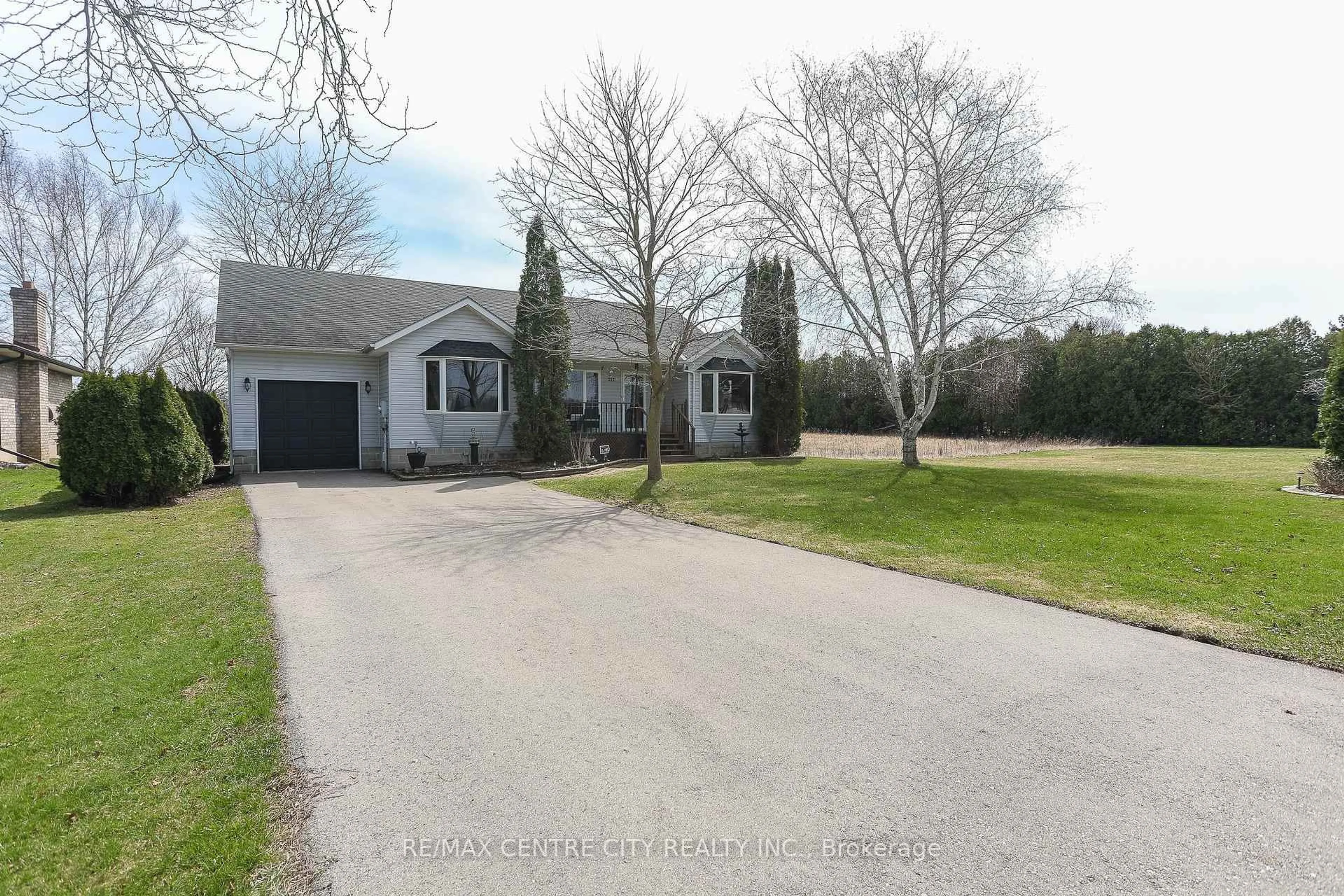 A pic from outside/outdoor area/front of a property/back of a property/a pic from drone, street for 212 QUEEN St, West Elgin Ontario N0L 2C0