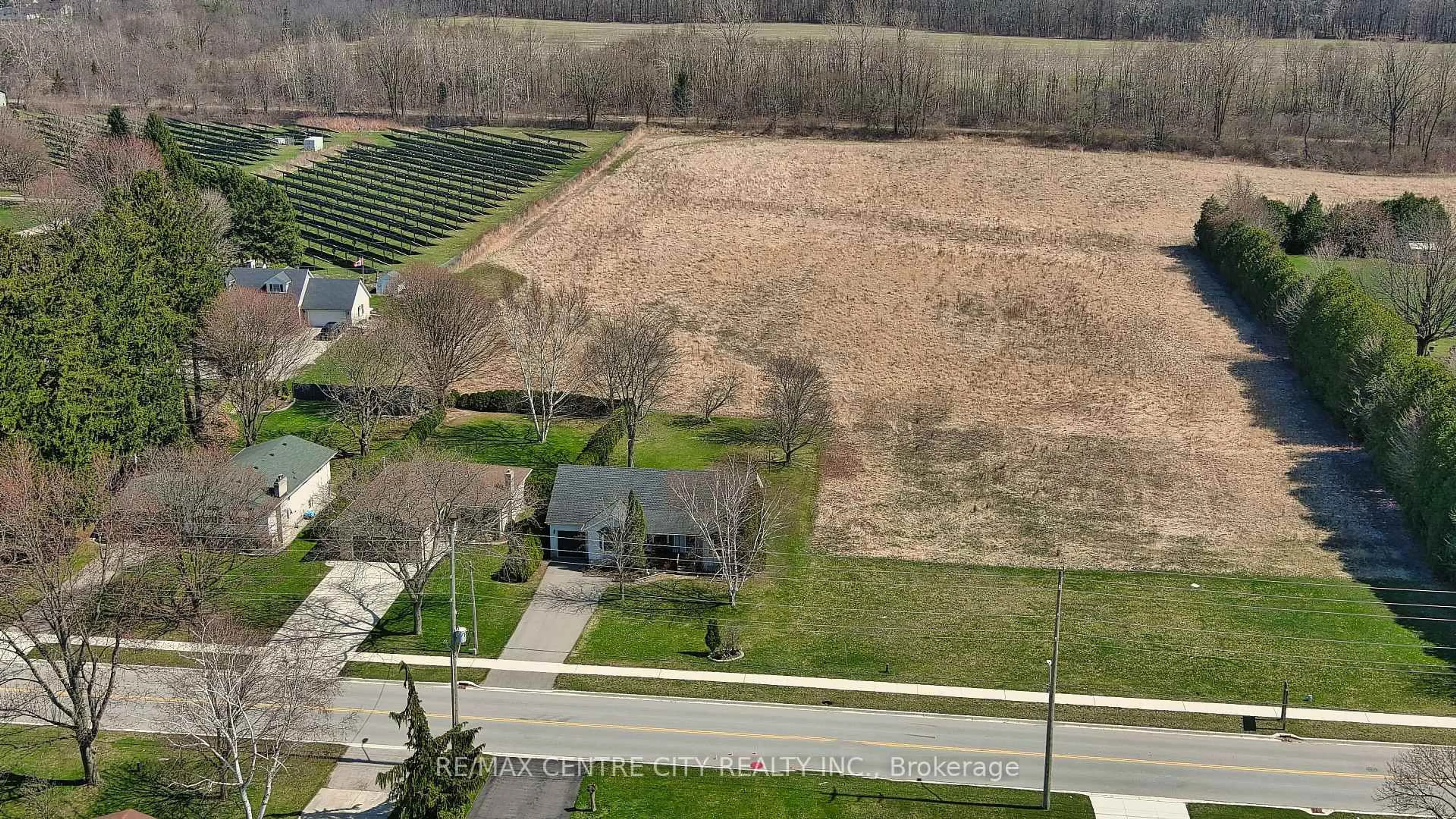 A pic from outside/outdoor area/front of a property/back of a property/a pic from drone, unknown for 212 QUEEN St, West Elgin Ontario N0L 2C0
