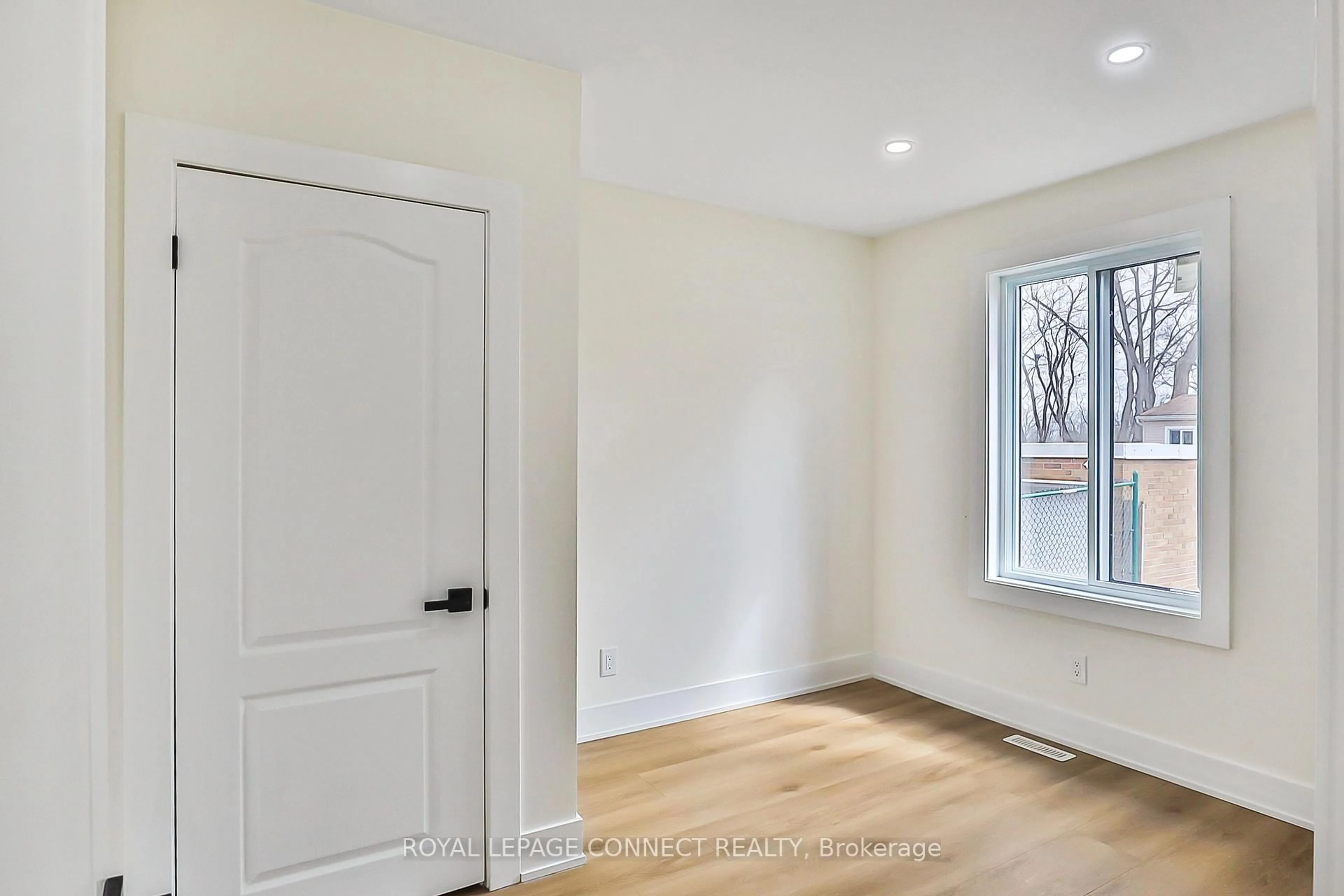 Indoor entryway for 761 Guelph St, Kitchener Ontario N2H 5Z2