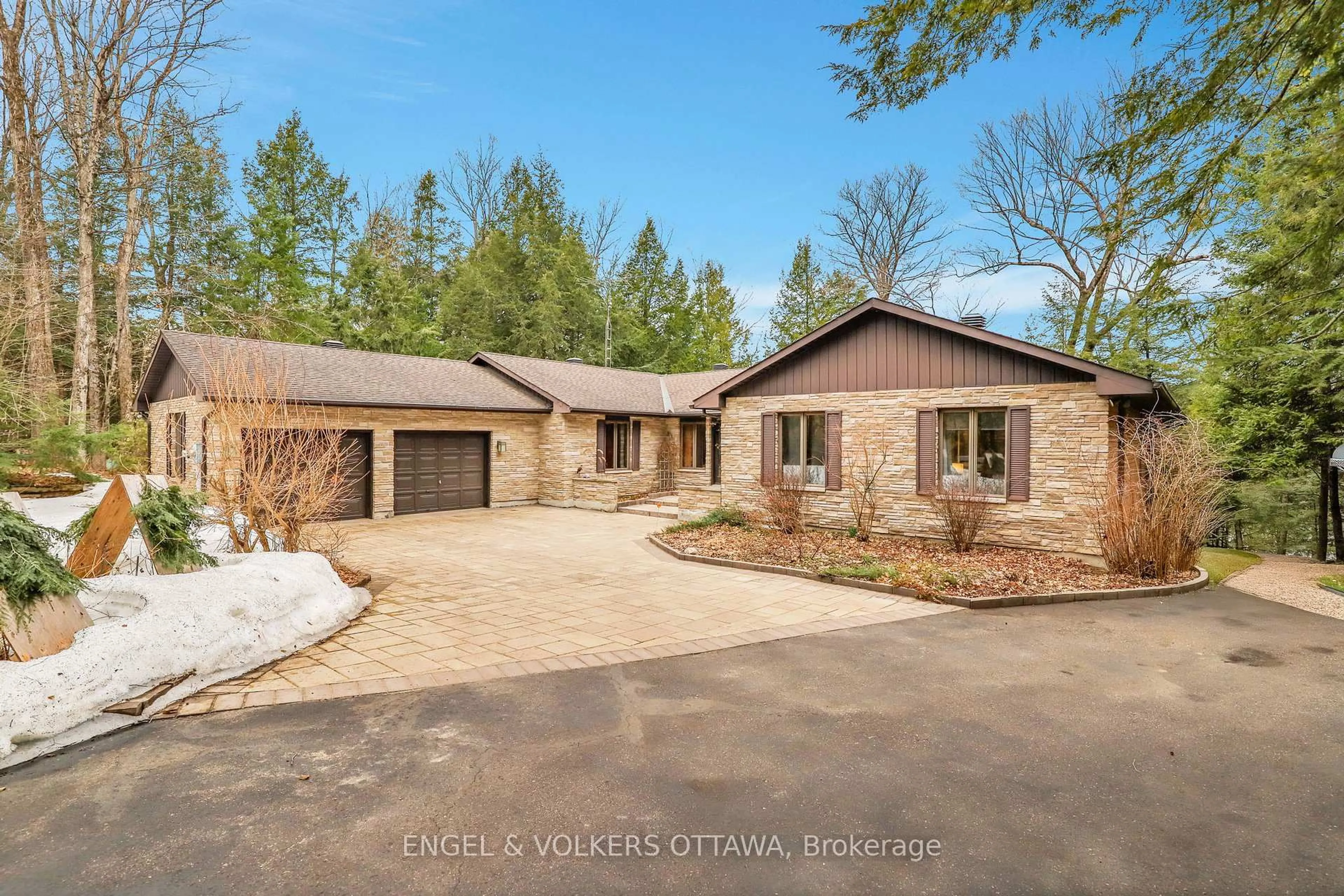 A pic from outside/outdoor area/front of a property/back of a property/a pic from drone, unknown for 7 Deerfield Dr, White Lake Ontario K0A 3L0