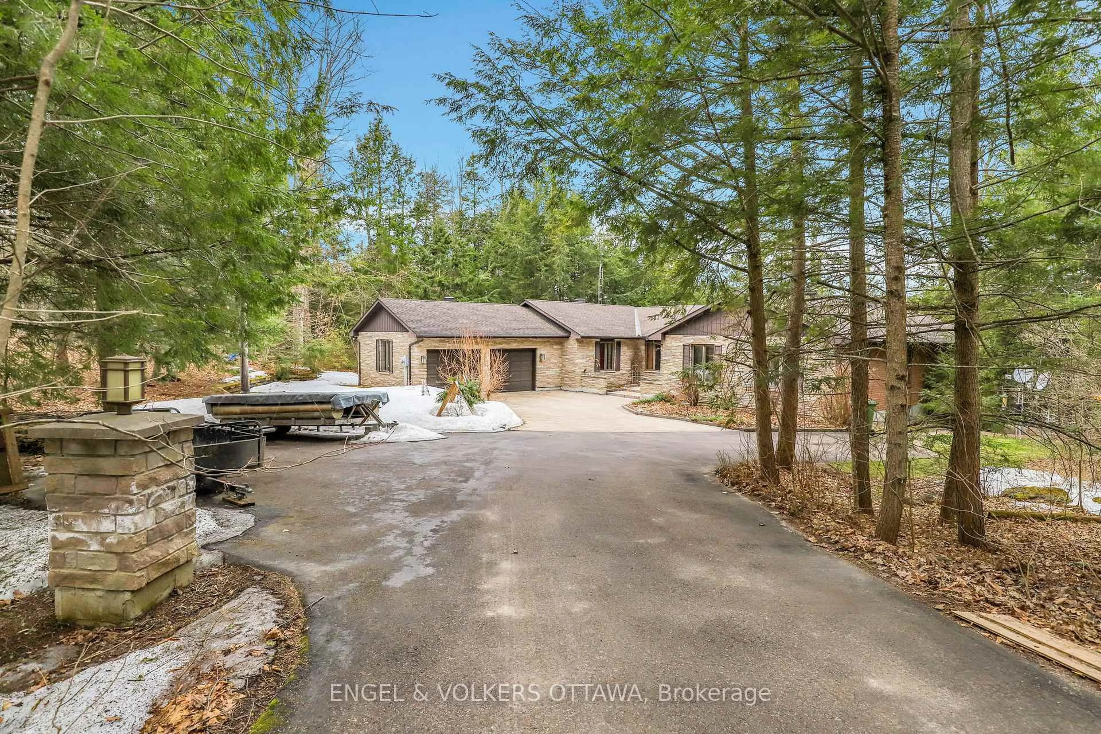 A pic from outside/outdoor area/front of a property/back of a property/a pic from drone, water/lake/river/ocean view for 7 Deerfield Dr, White Lake Ontario K0A 3L0