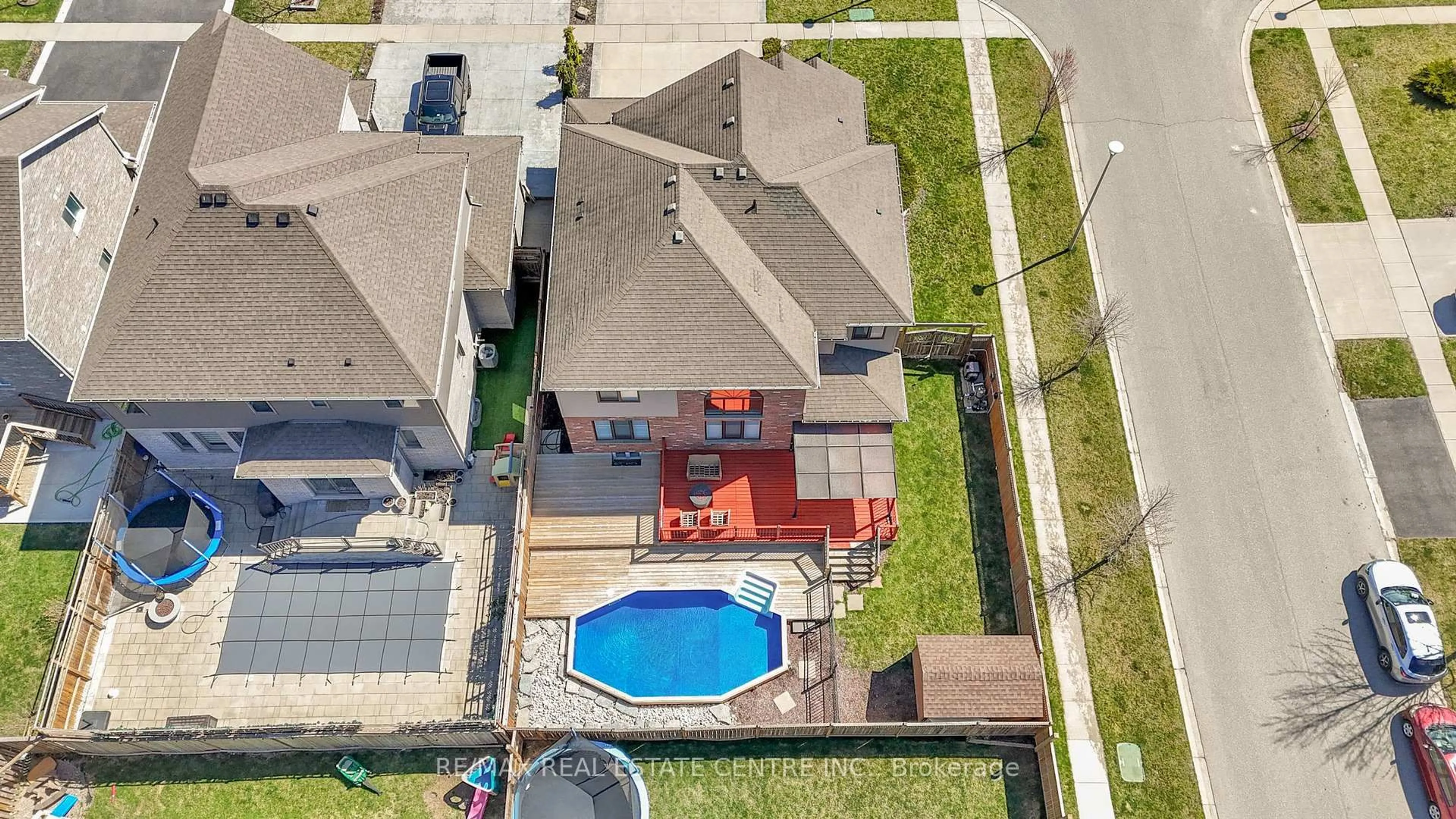 A pic from outside/outdoor area/front of a property/back of a property/a pic from drone, unknown for 801 Halifax Rd, Woodstock Ontario N4T 0C6