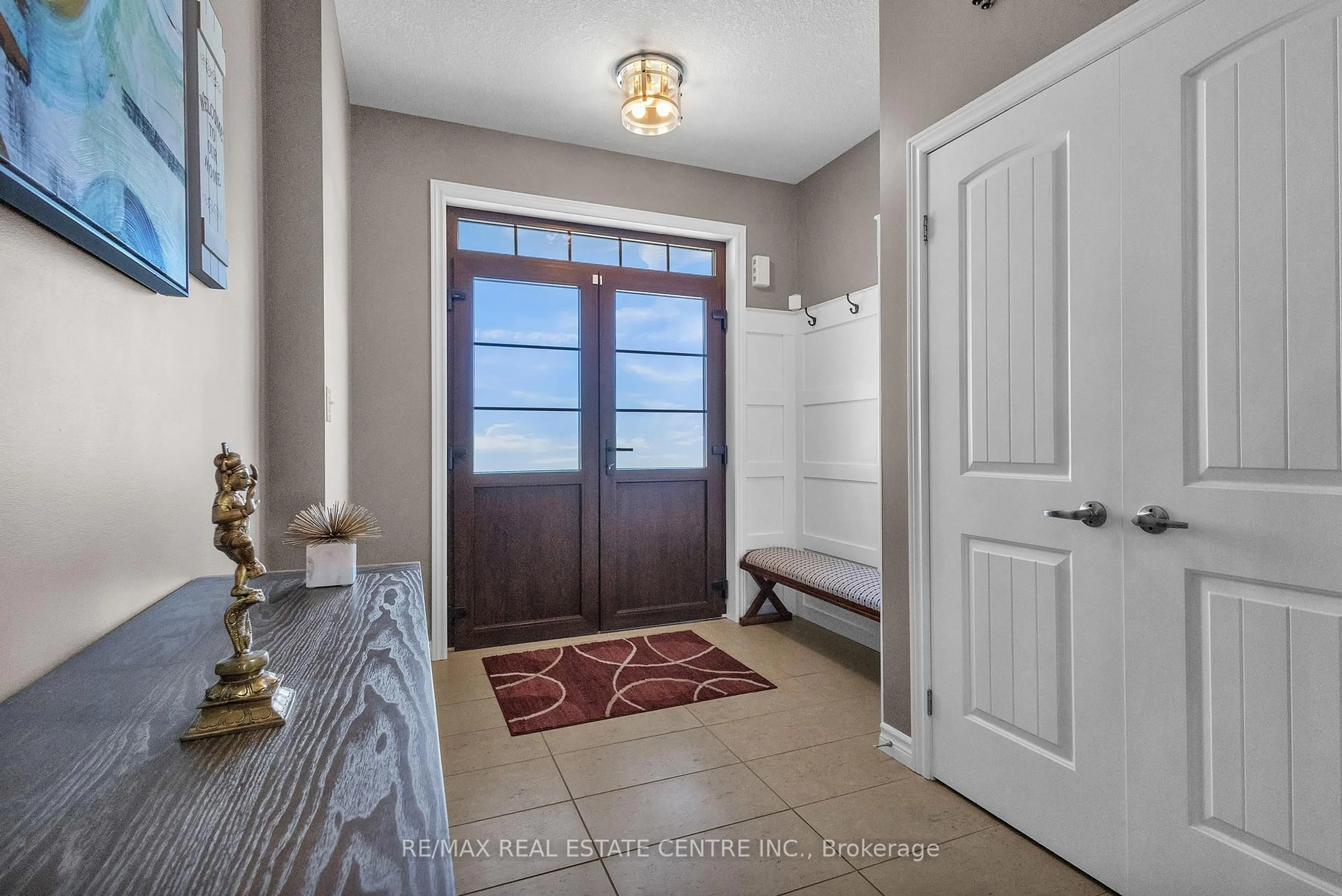 Indoor entryway for 801 Halifax Rd, Woodstock Ontario N4T 0C6