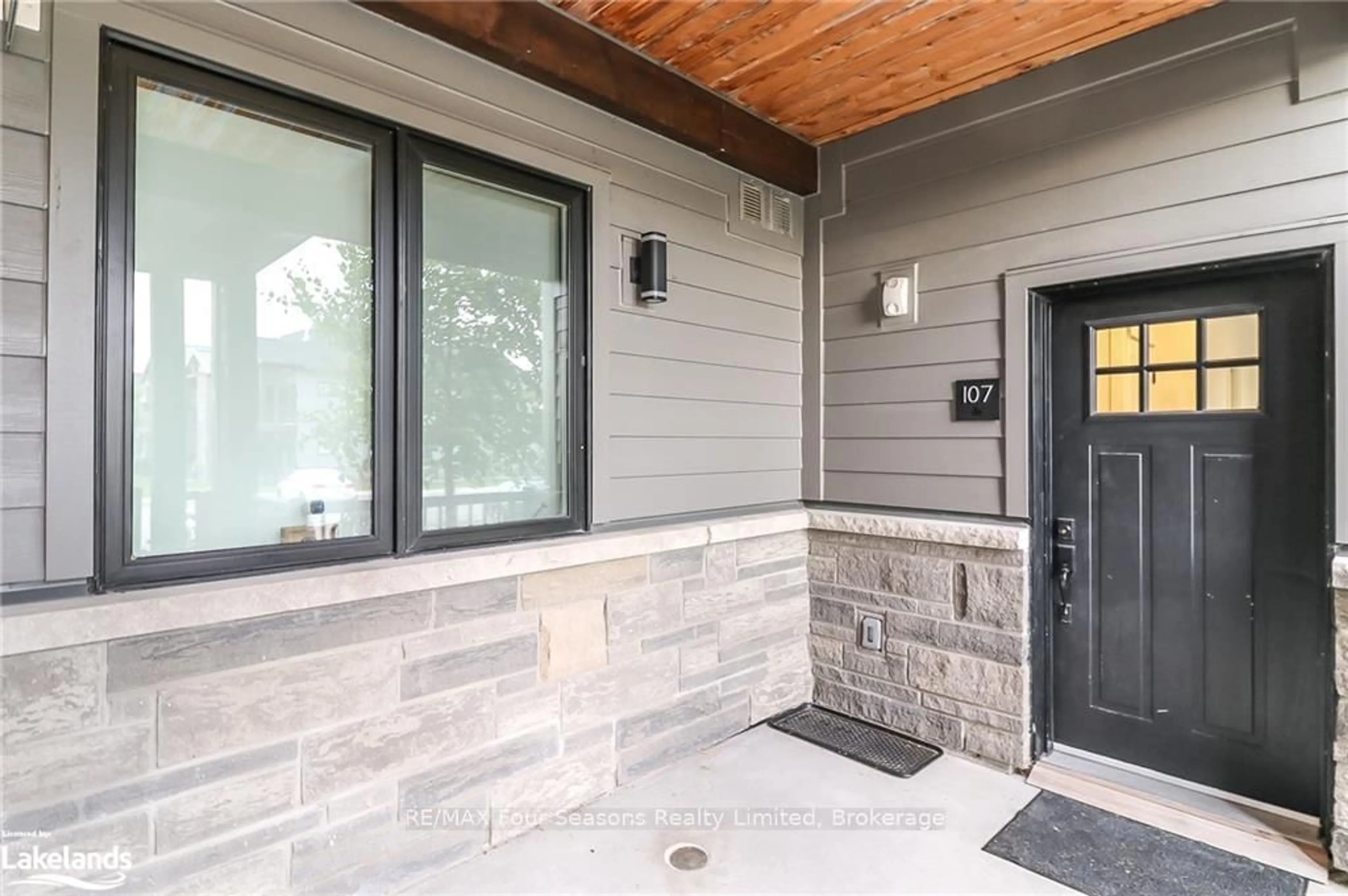 Indoor entryway for 12 BEAUSOLEIL Lane #107, Blue Mountains Ontario L9Y 2X5
