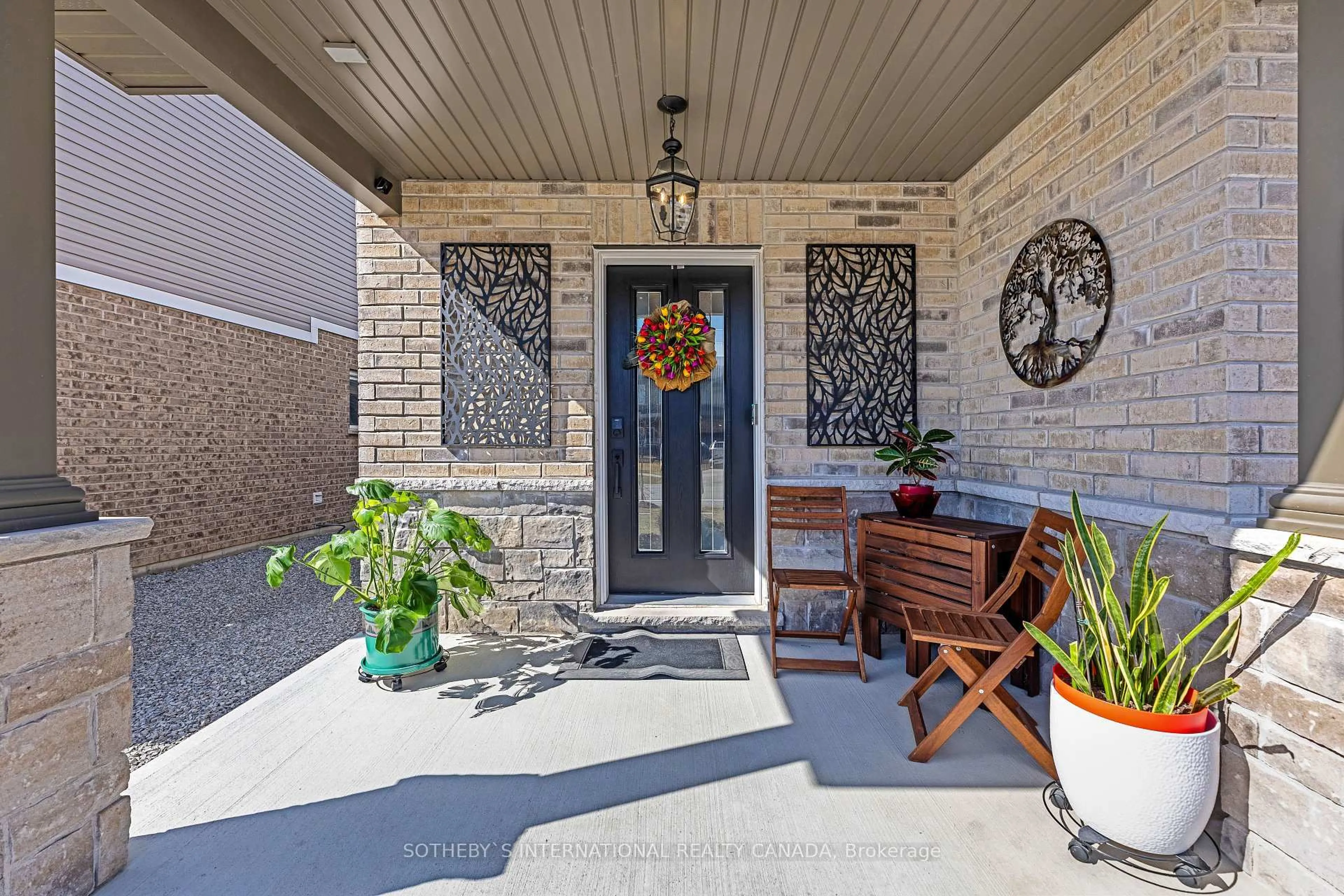Indoor entryway for 69 Crow St, Welland Ontario L3C 0G6