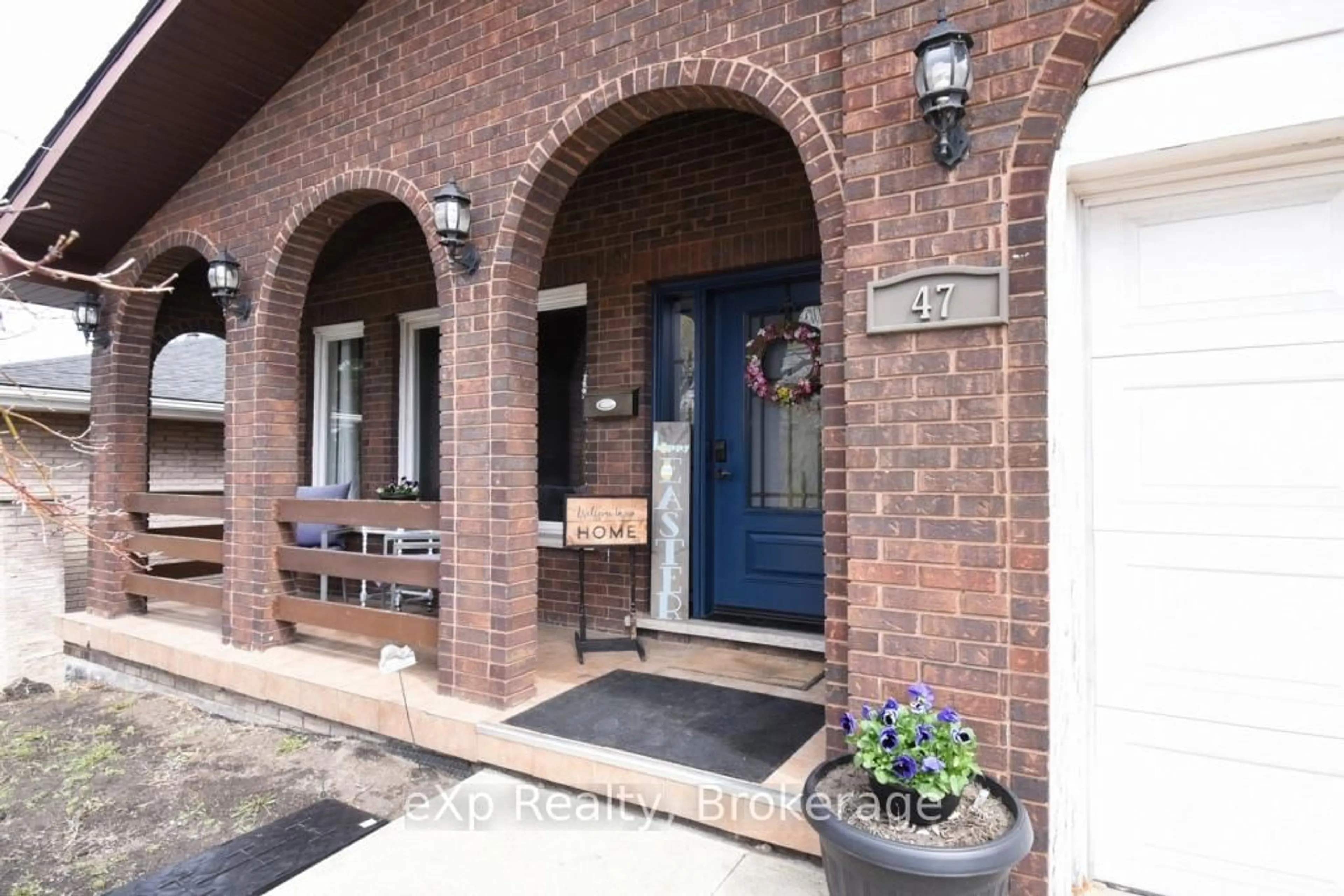 Indoor entryway for 47 Mount Albion Rd, Hamilton Ontario L8K 5S5
