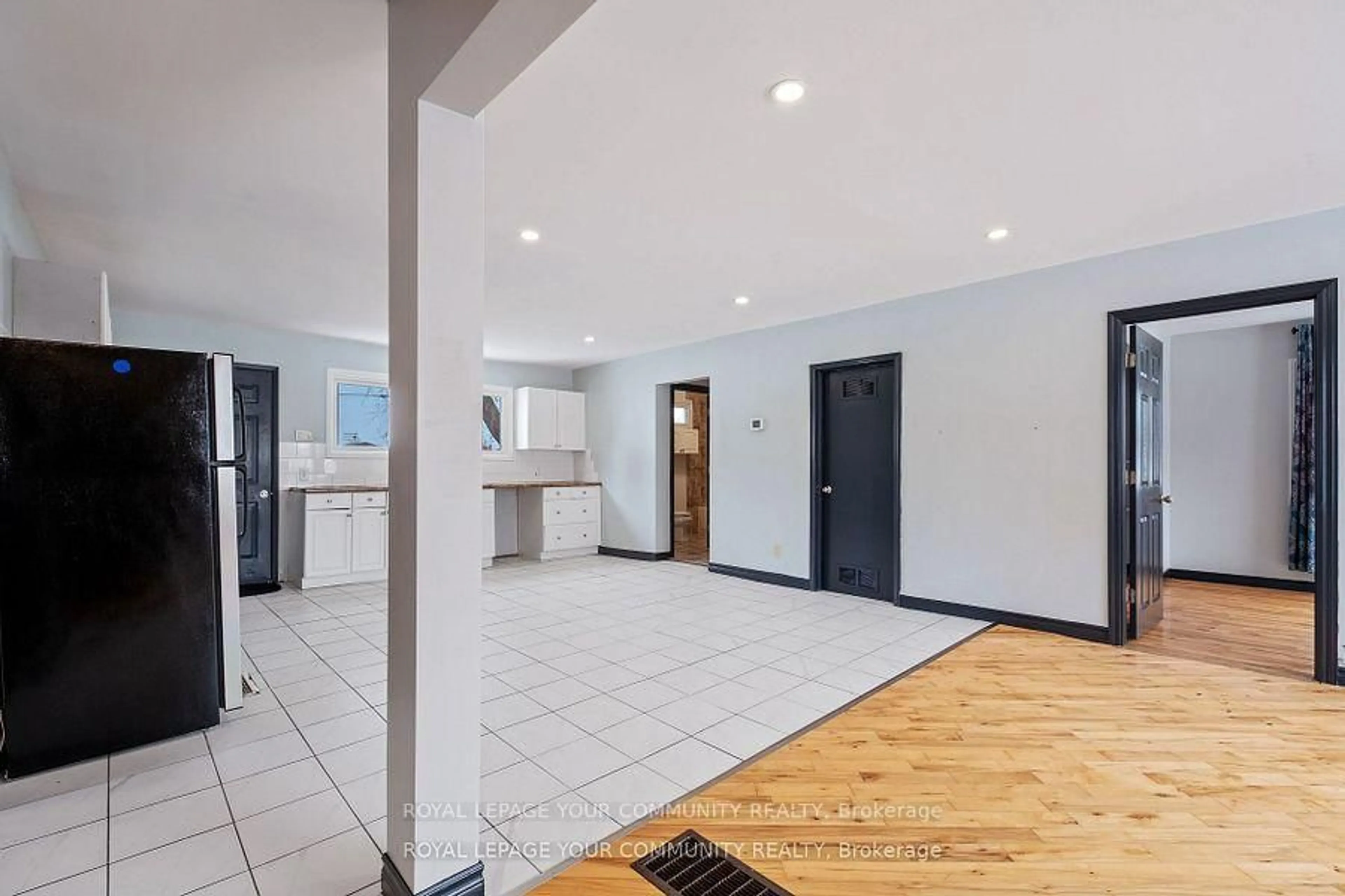 Indoor foyer for 7813 Mulhern St, Niagara Falls Ontario L2H 1B6