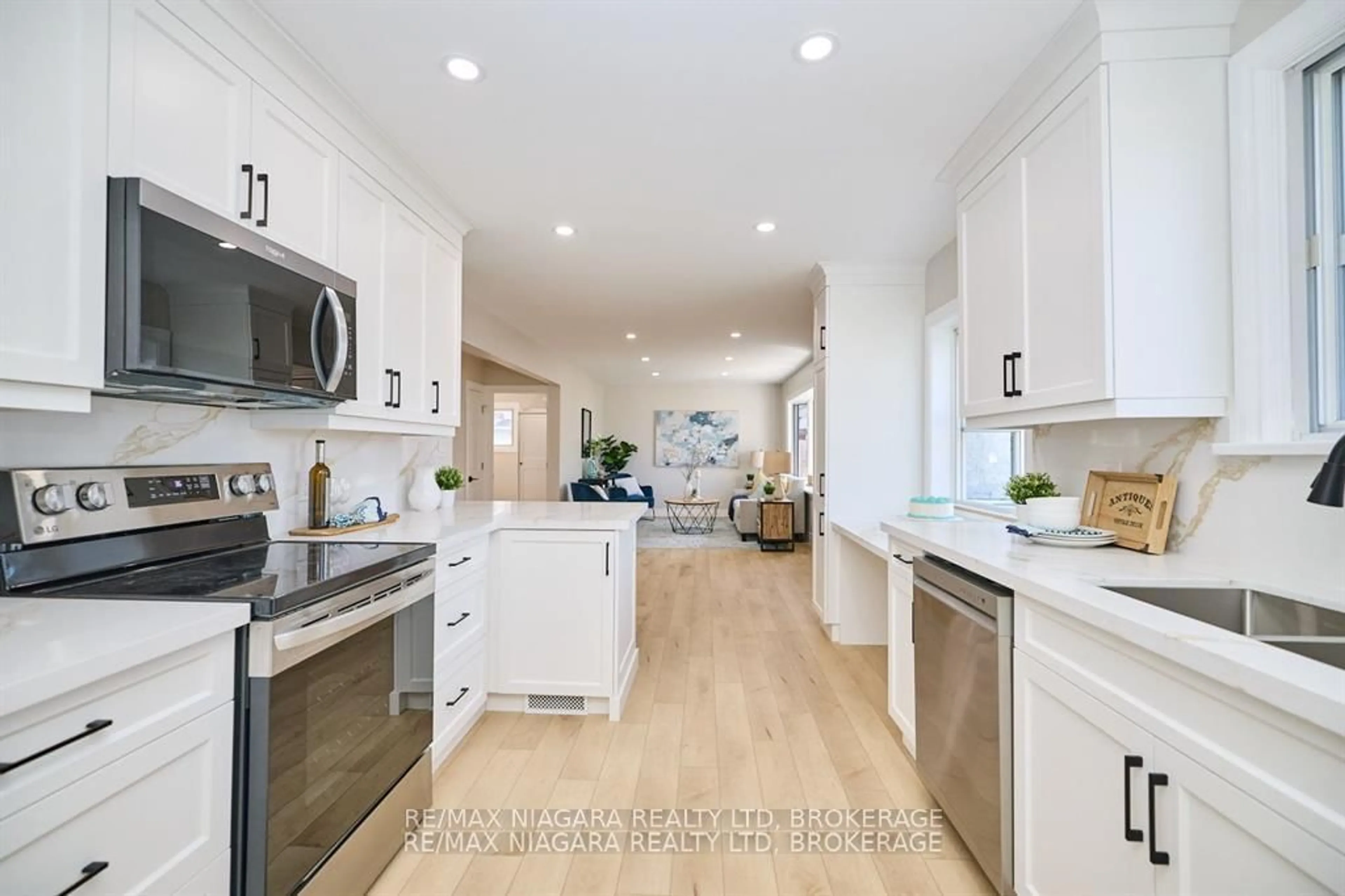 Open concept kitchen, unknown for 5508 Hillsdale Ave, Niagara Falls Ontario L2G 4T9