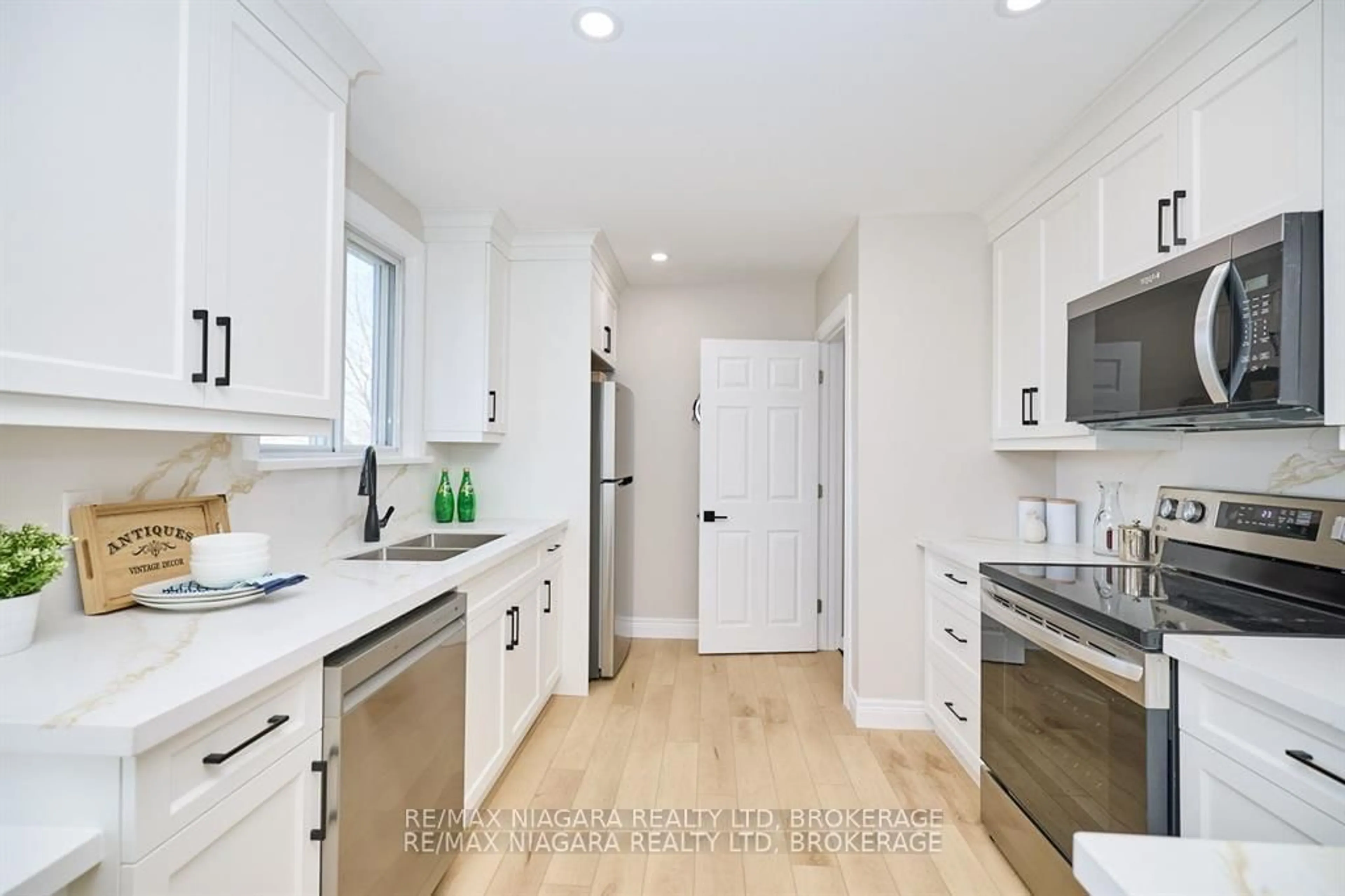 Open concept kitchen, unknown for 5508 Hillsdale Ave, Niagara Falls Ontario L2G 4T9