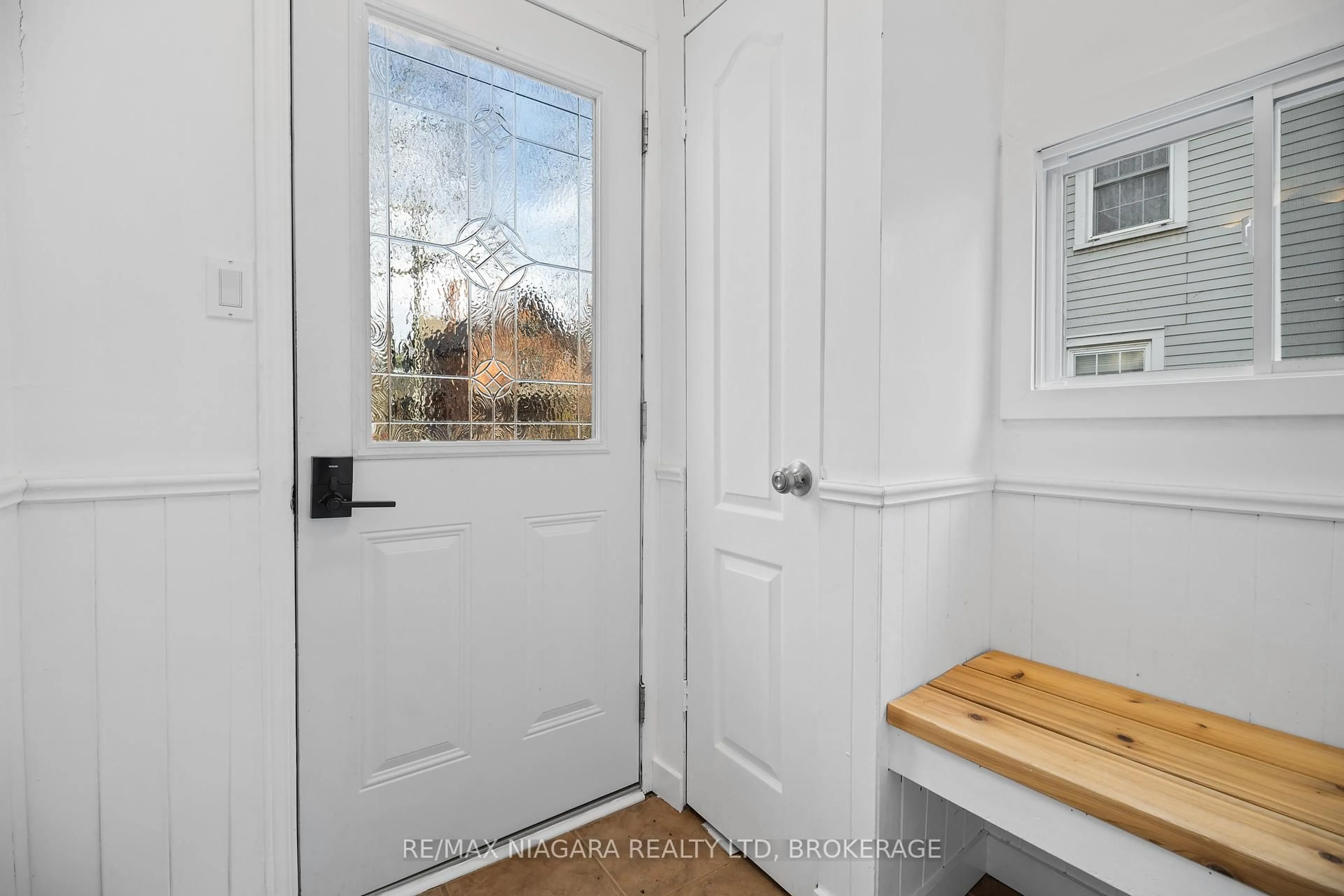 Indoor entryway for 14 SALINA St, St. Catharines Ontario L2R 3K3