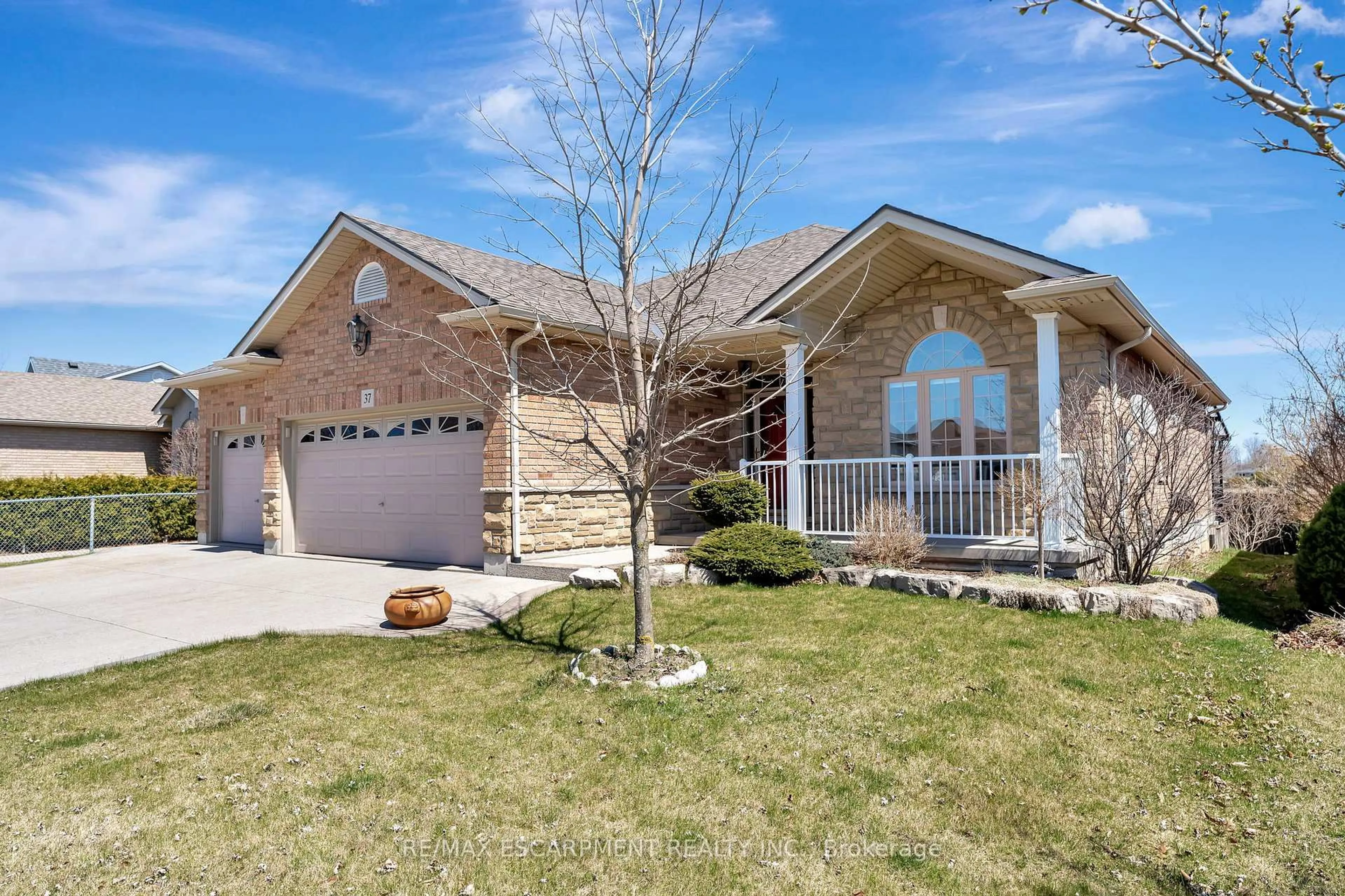 Home with brick exterior material, street for 37 Oak Cres, Haldimand Ontario N0A 1H0
