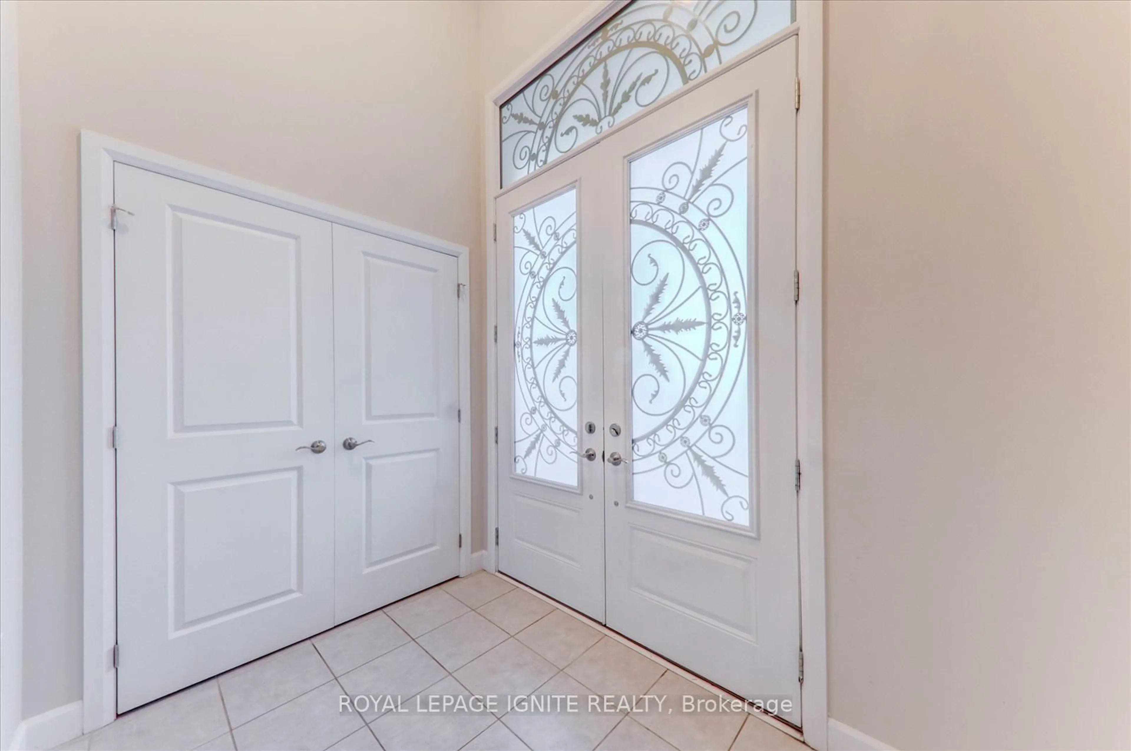Indoor entryway for 101 York Dr, Peterborough North Ontario K9K 0H7