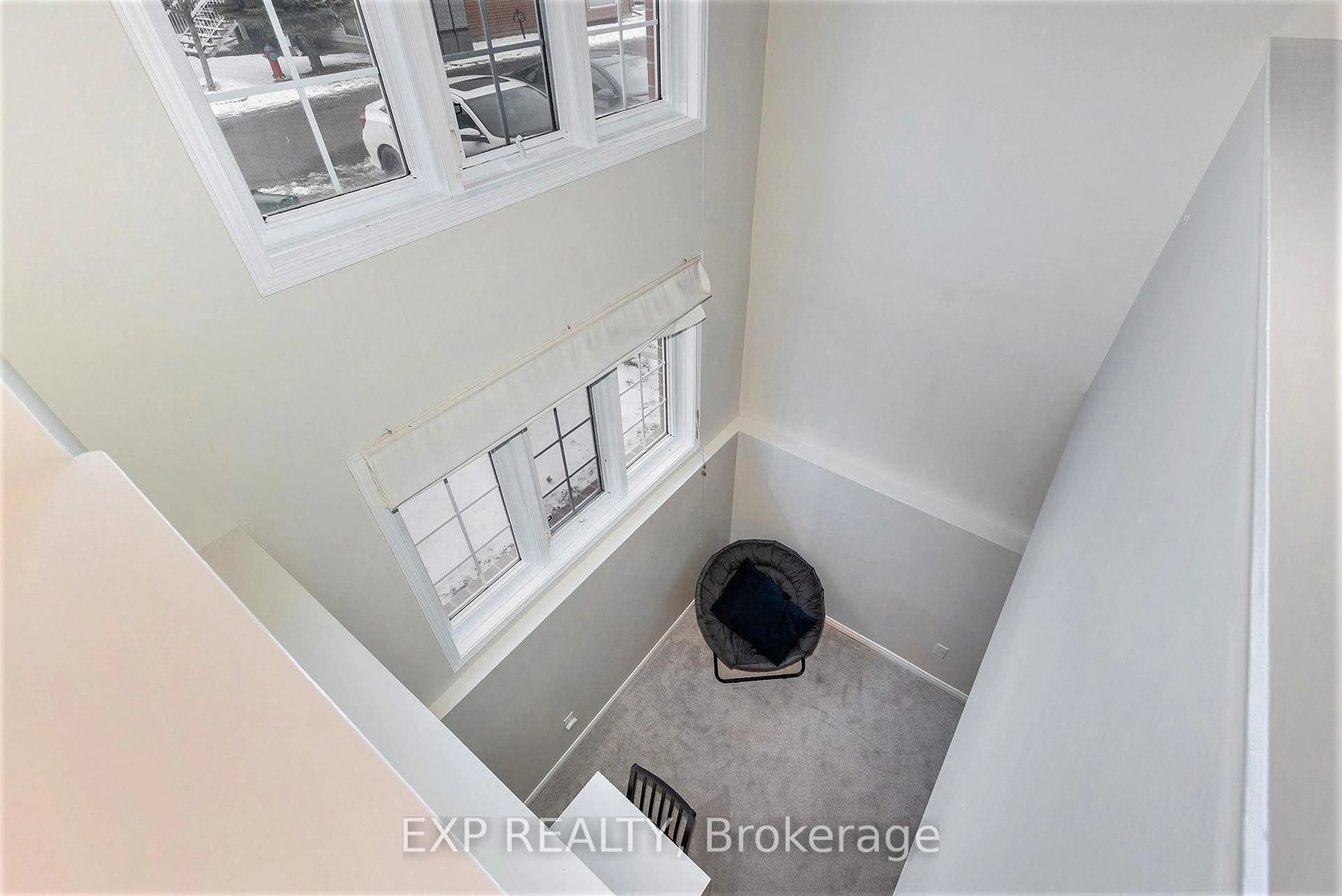 Indoor entryway for 354 Wiffen Private, Ottawa Ontario K2H 1G4