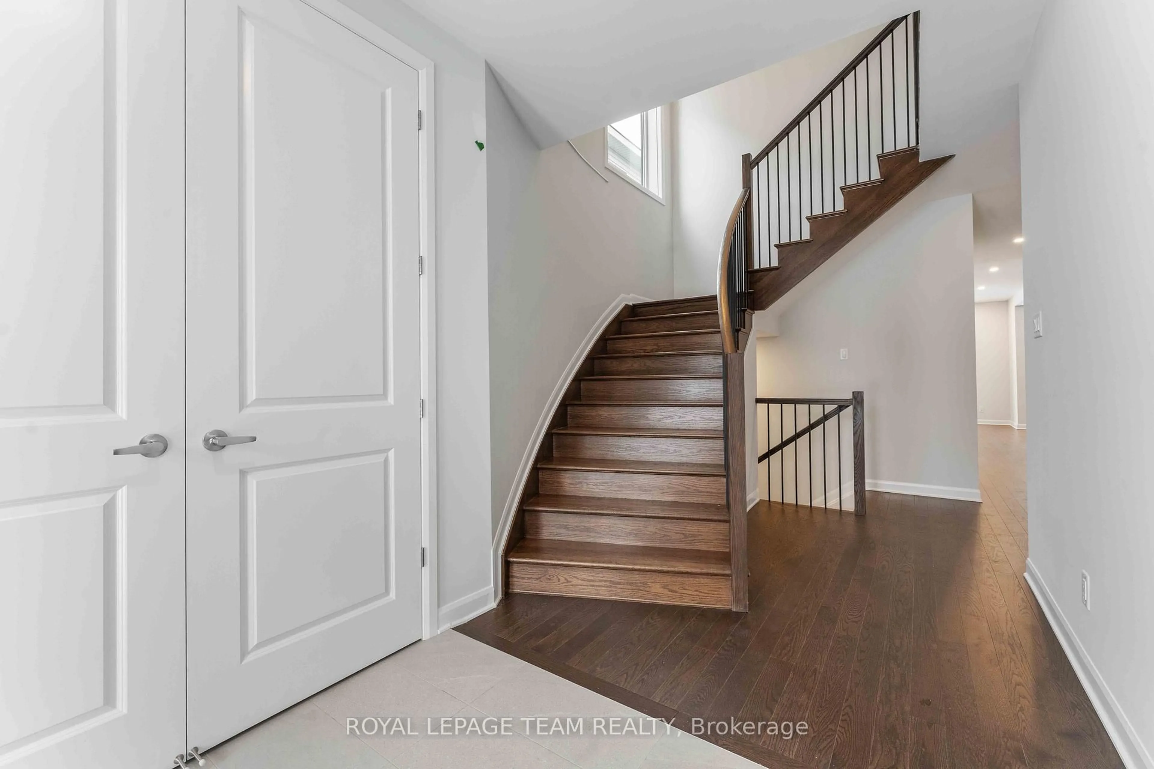 Indoor entryway for 3205 Starboard St, Manotick Ontario K4M 0W8