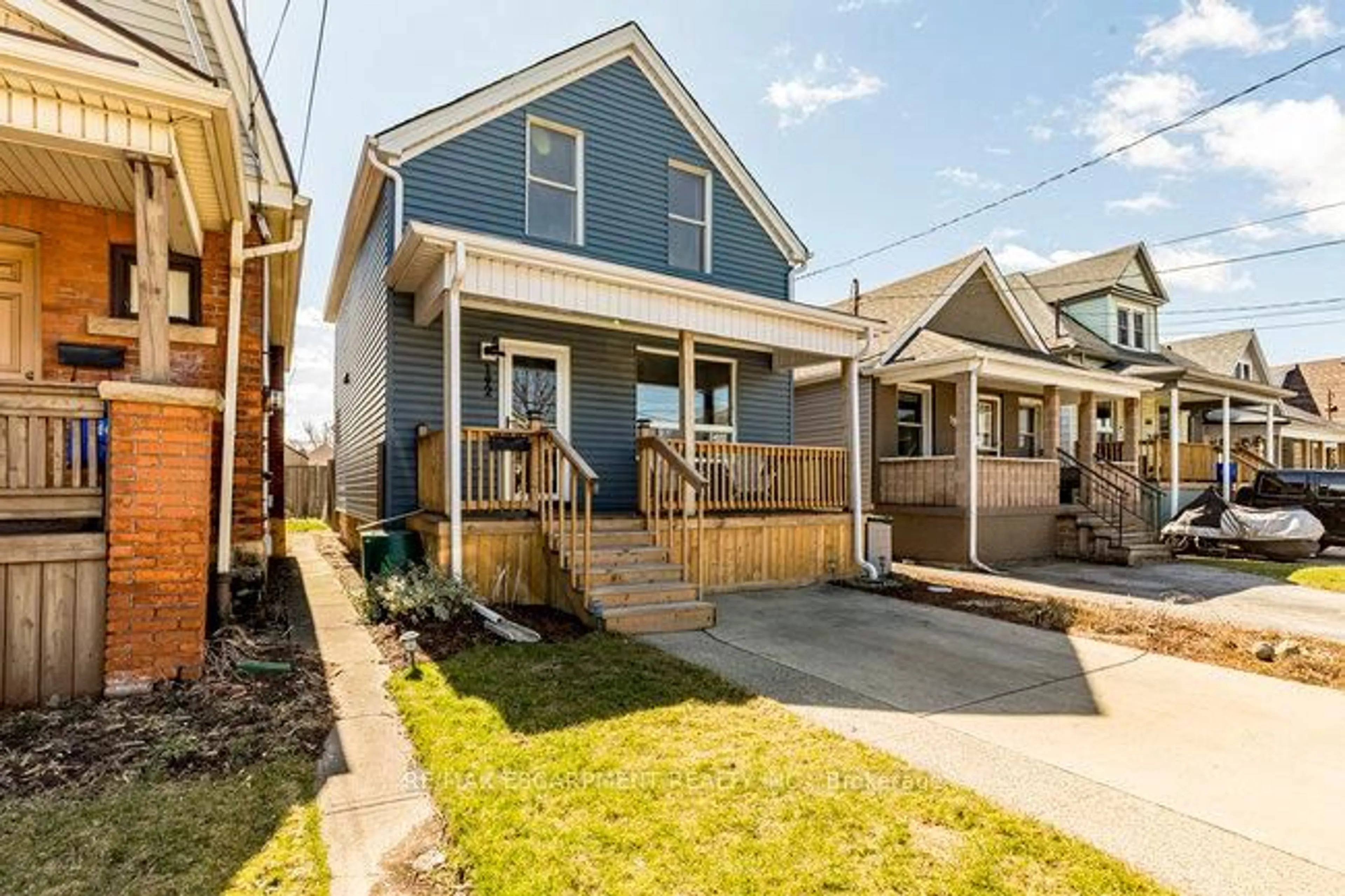 Home with vinyl exterior material, street for 192 Campbell Ave, Hamilton Ontario L8H 2G3