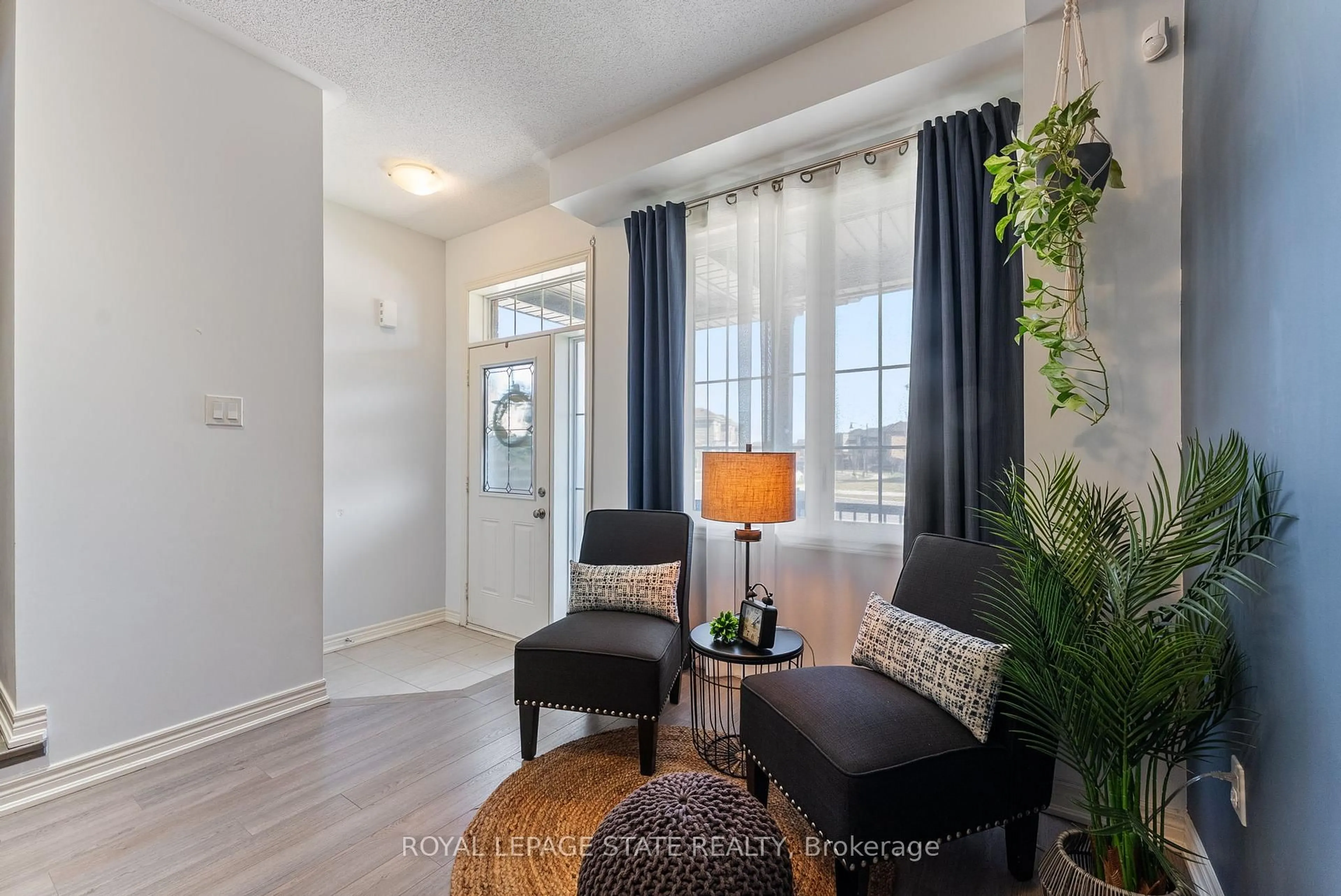 Indoor entryway for 233 Skinner Rd, Hamilton Ontario L8B 1X2