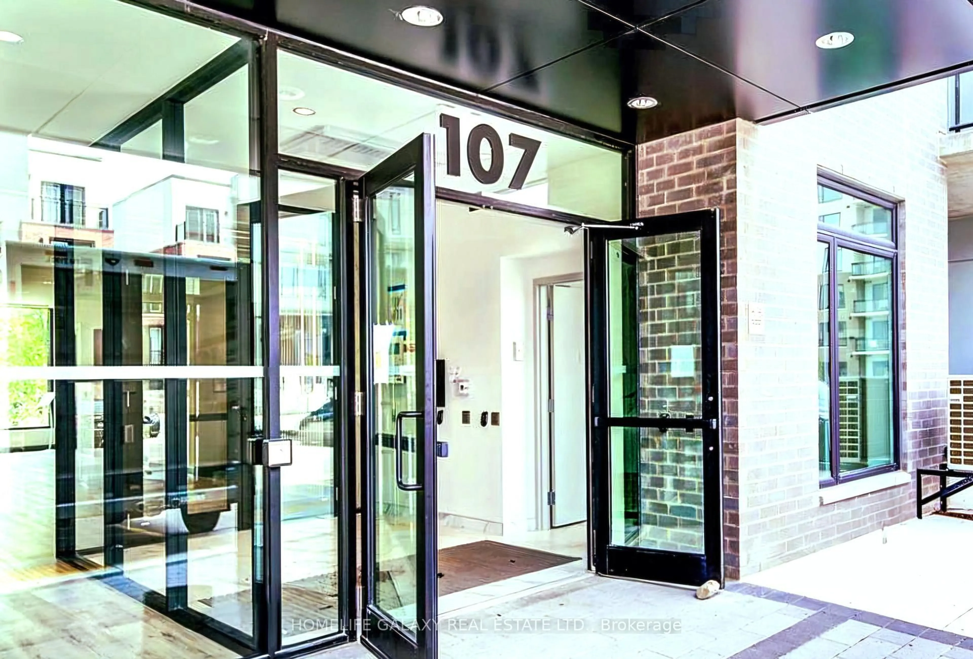 Indoor foyer for 107 Roger St #505, Waterloo Ontario N2J 0G3
