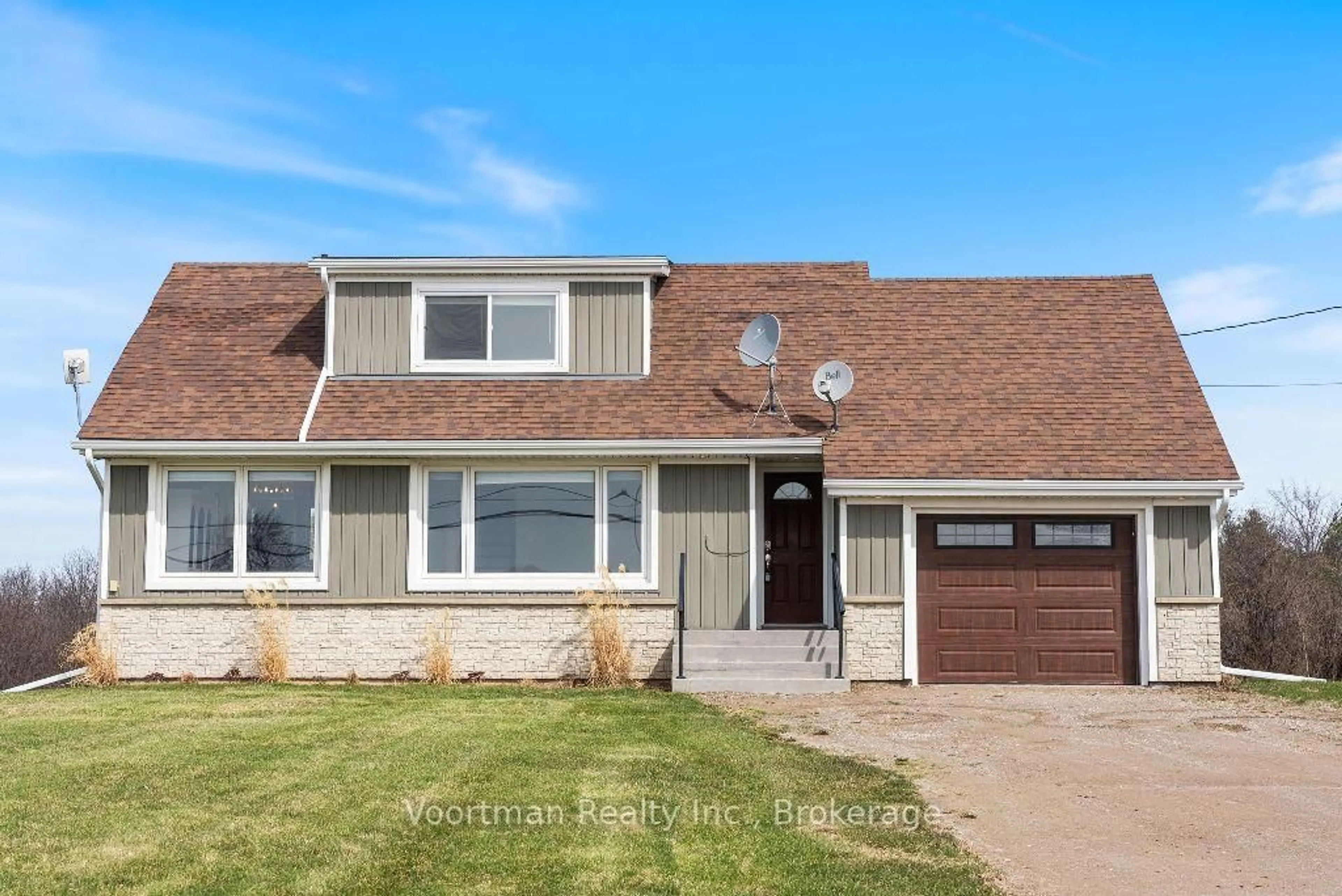 Home with vinyl exterior material, street for 893 4th Concession Rd, Hamilton Ontario L9H 5E4