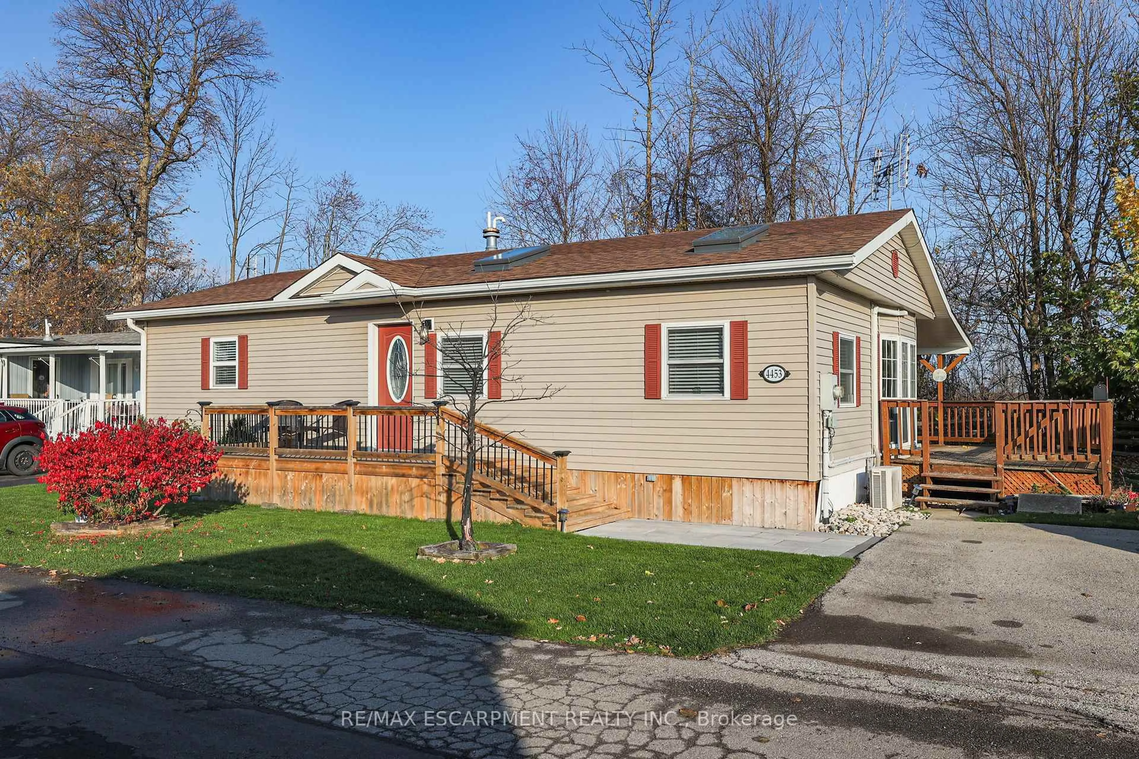 Home with vinyl exterior material, street for 4453 Timothy Lane, Lincoln Ontario L3J 0W1