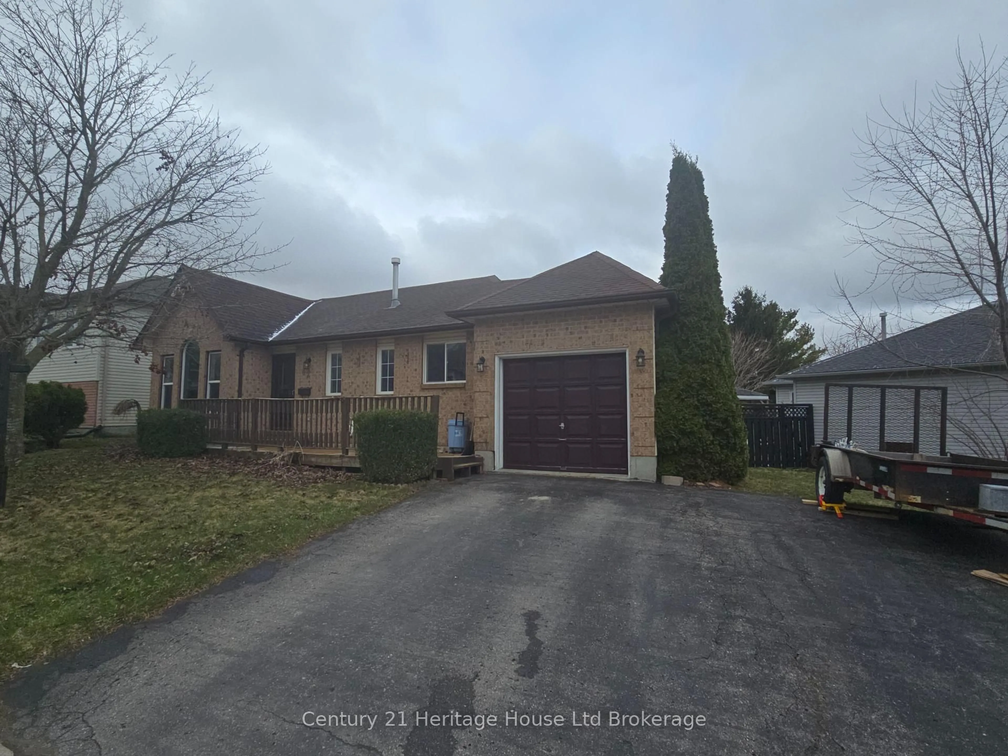 A pic from outside/outdoor area/front of a property/back of a property/a pic from drone, street for 42 Pebble Beach Crt, Woodstock Ontario N4S 8X2