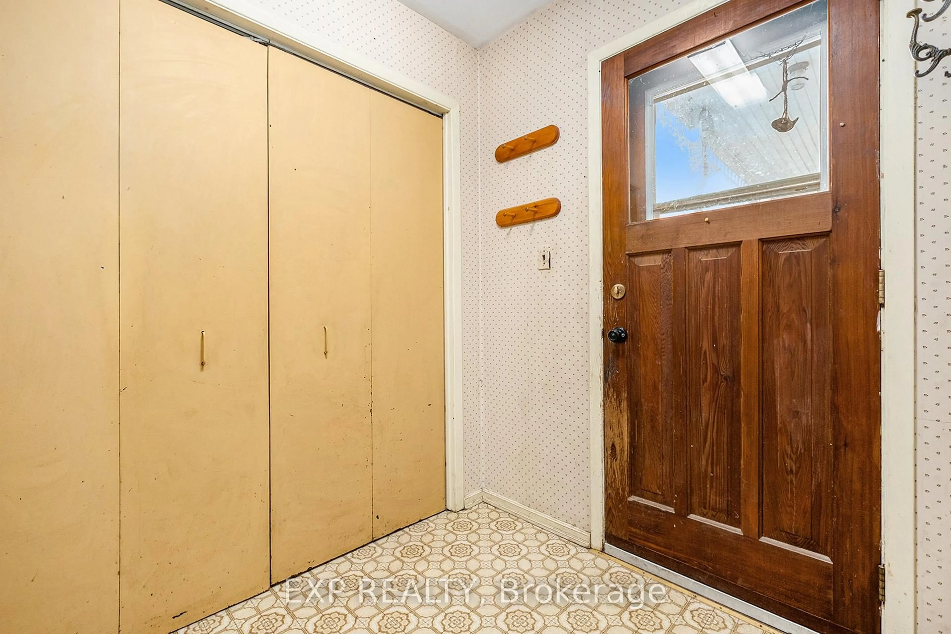 Indoor entryway for 18873 KENYON CONCESSION 5 Rd, North Glengarry Ontario K0C 1A0