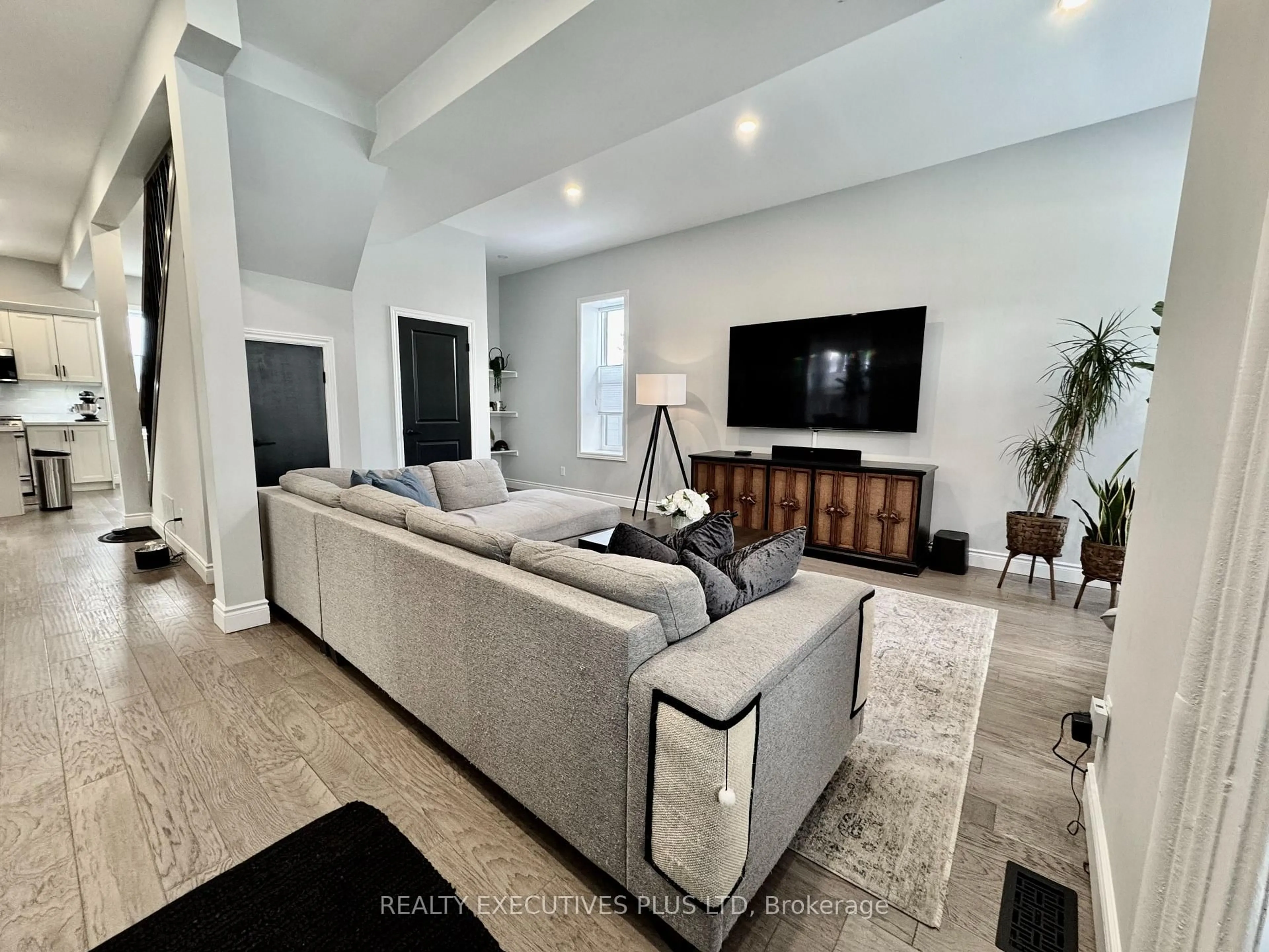 Living room with furniture, unknown for 6 Elgin St, Cambridge Ontario N1R 5G7