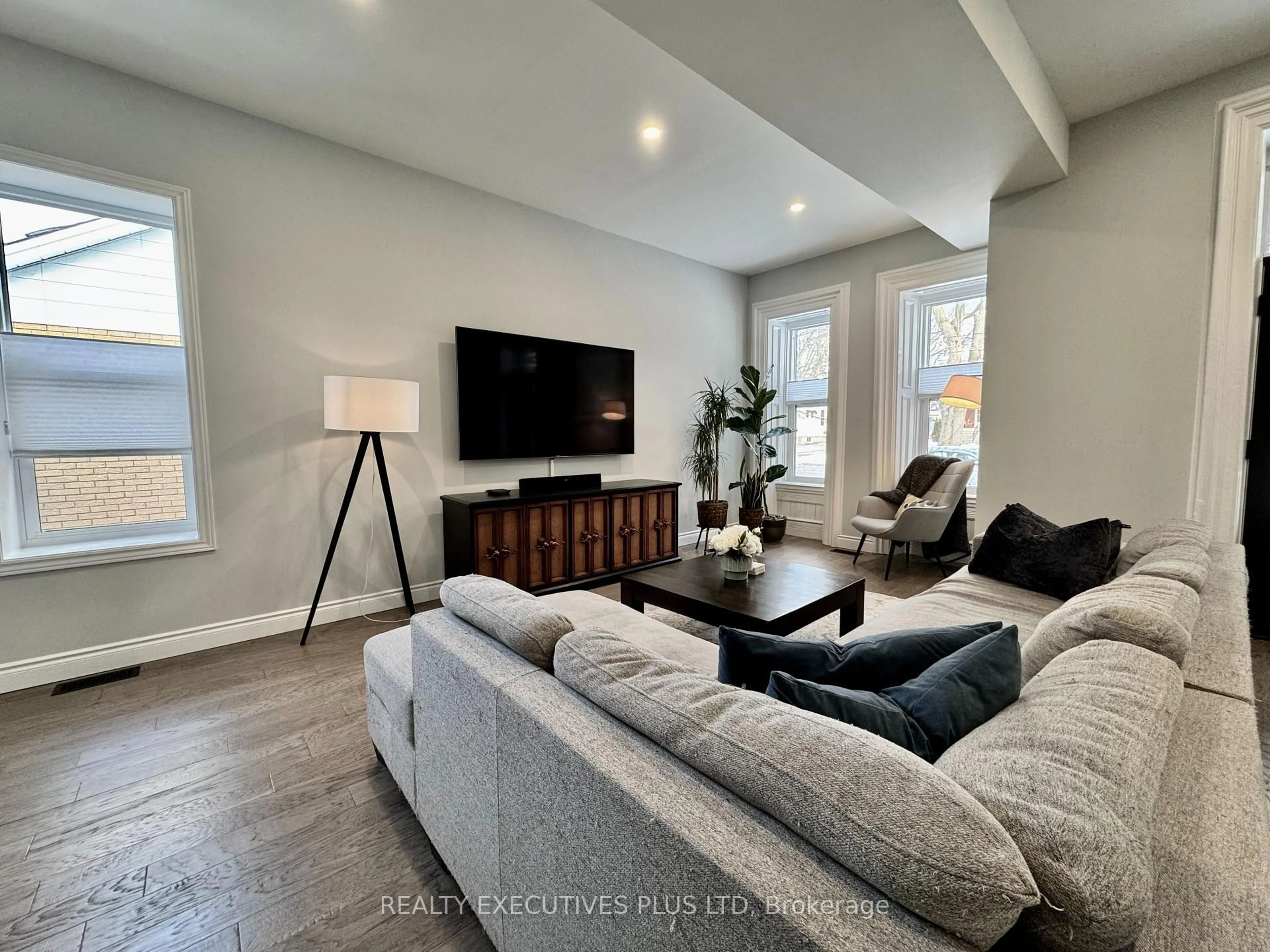 Living room with furniture, unknown for 6 Elgin St, Cambridge Ontario N1R 5G7