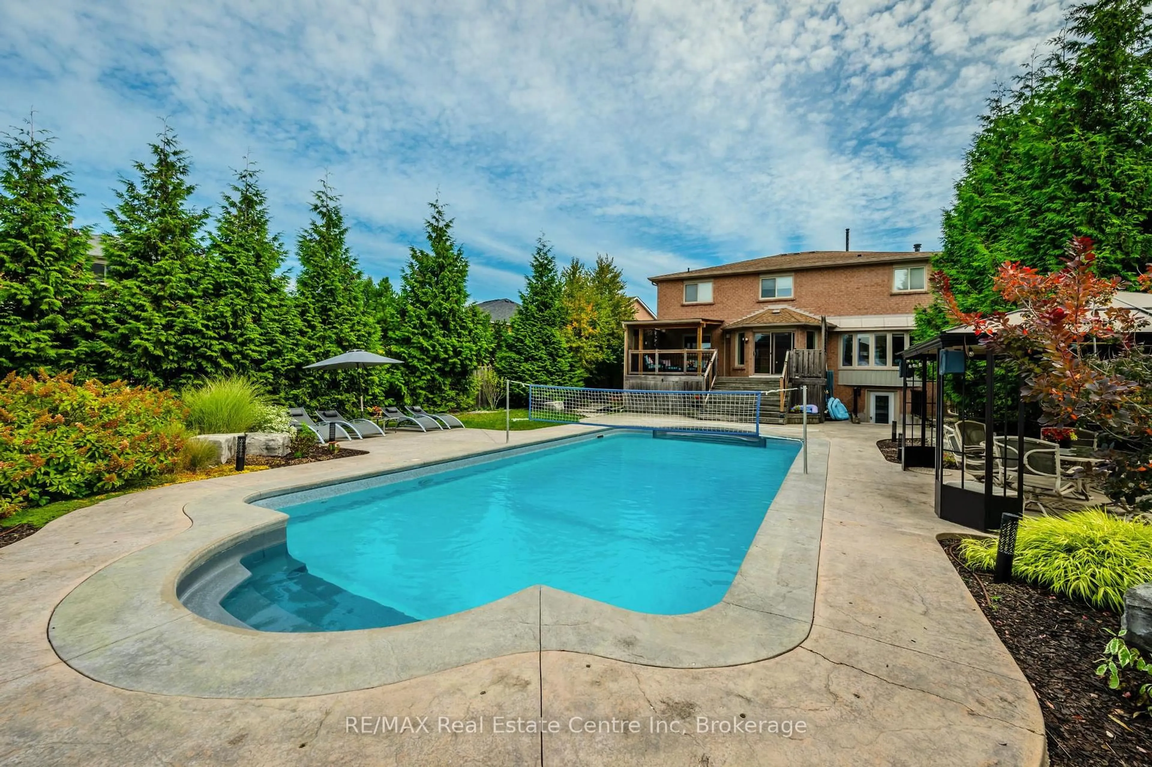 Pool for 667 Burnett Ave, Cambridge Ontario N1T 1P1