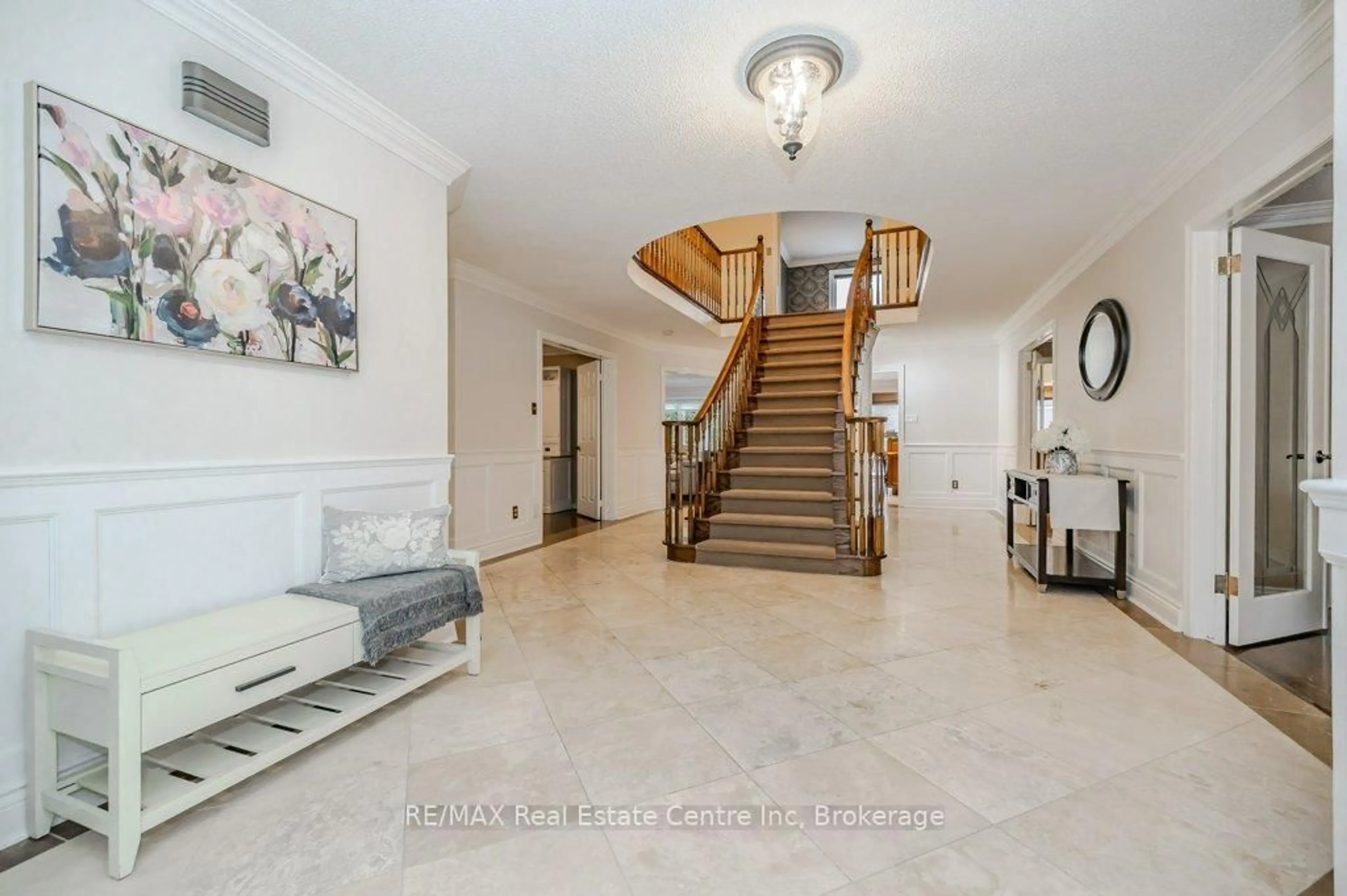 Indoor foyer for 667 Burnett Ave, Cambridge Ontario N1T 1P1
