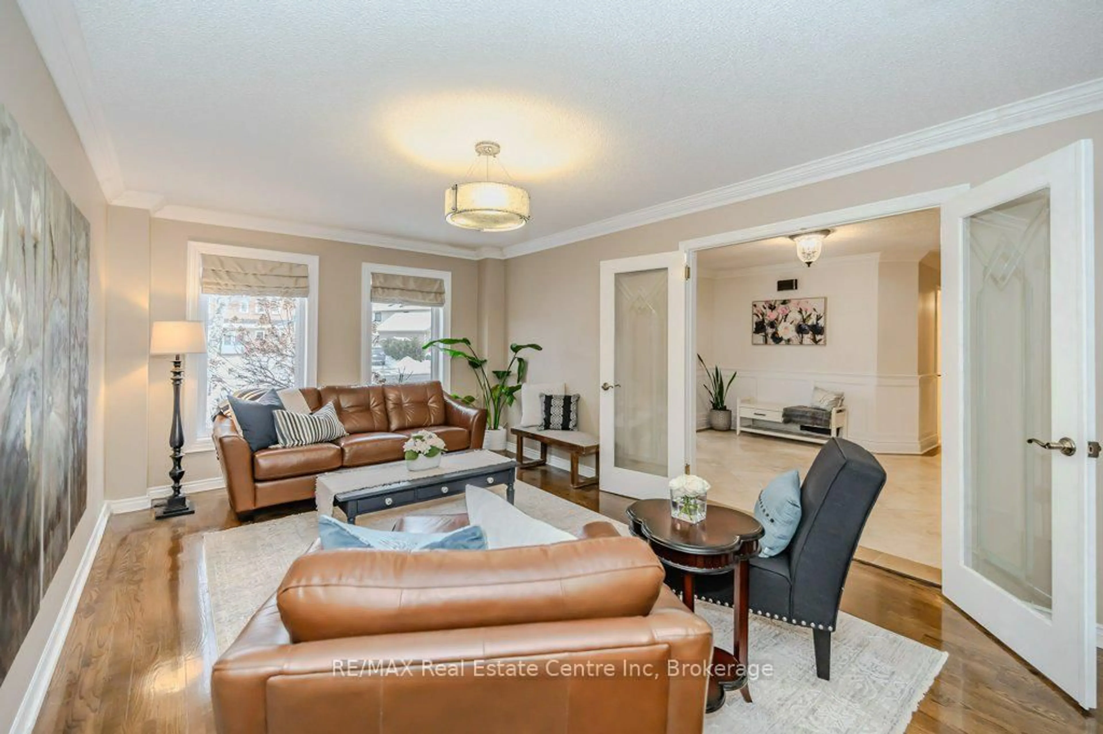 Living room with furniture, unknown for 667 Burnett Ave, Cambridge Ontario N1T 1P1