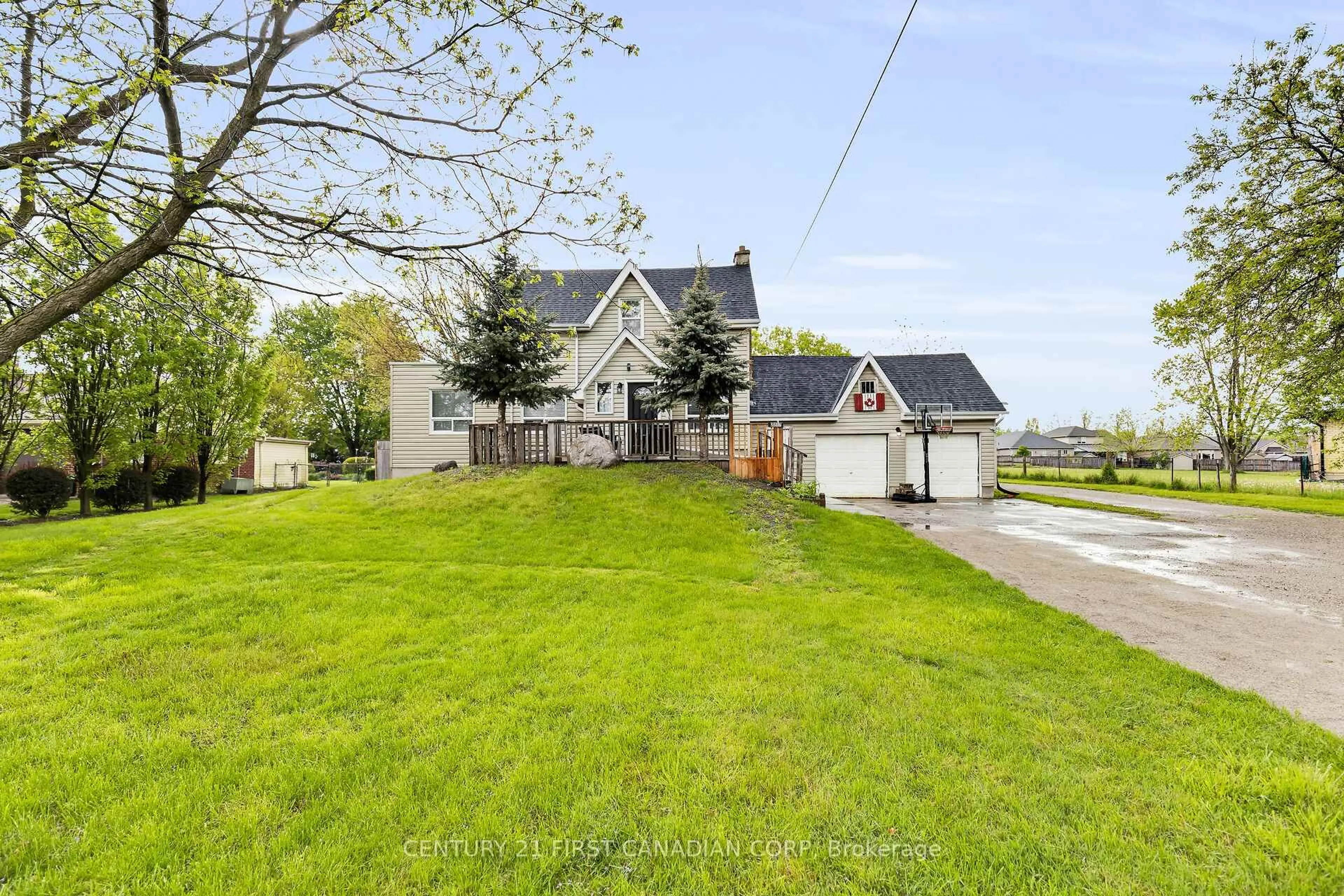 A pic from outside/outdoor area/front of a property/back of a property/a pic from drone, street for 2217 Wharncliffe Rd, London Ontario N6P 1K9