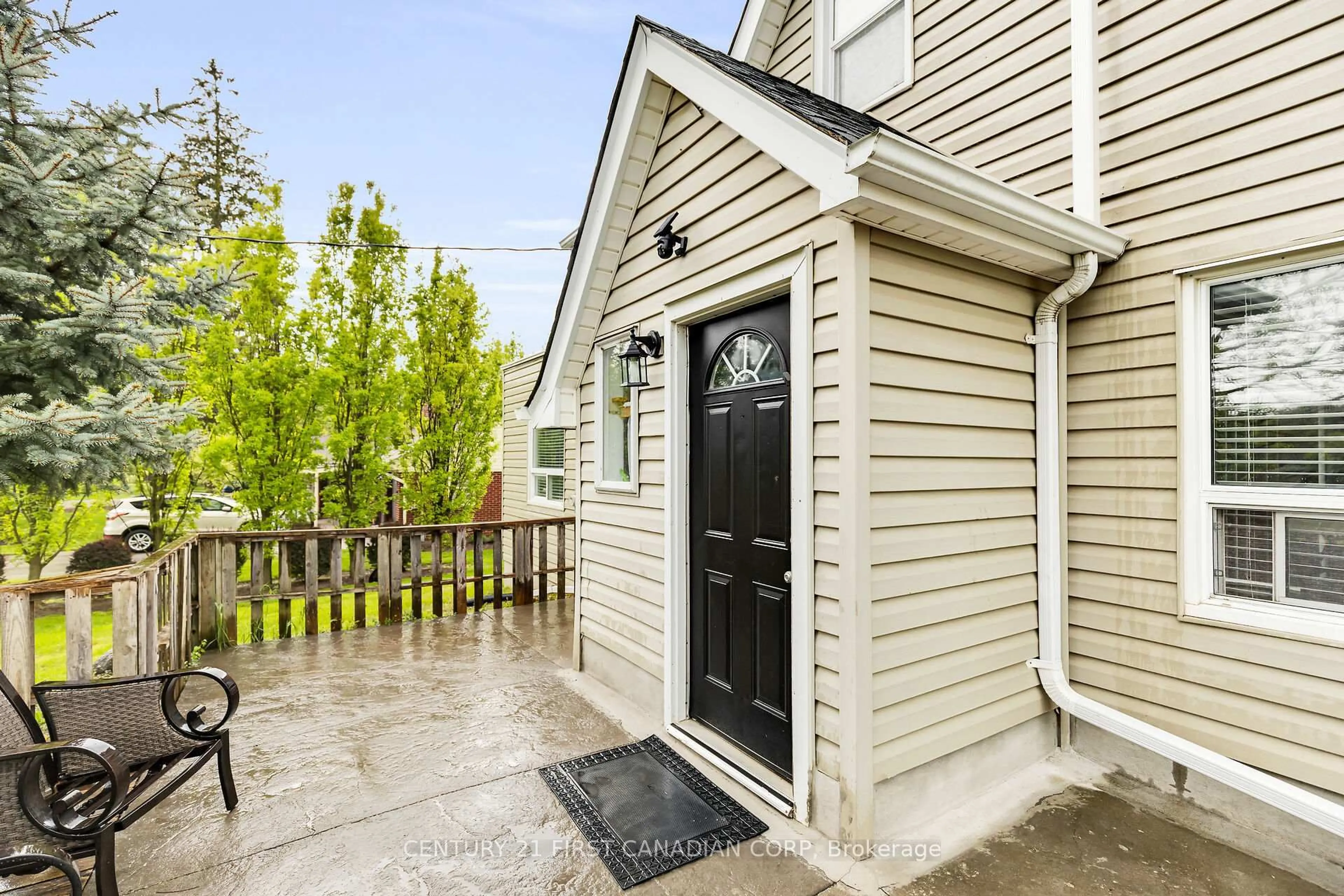 Home with vinyl exterior material, street for 2217 Wharncliffe Rd, London Ontario N6P 1K9
