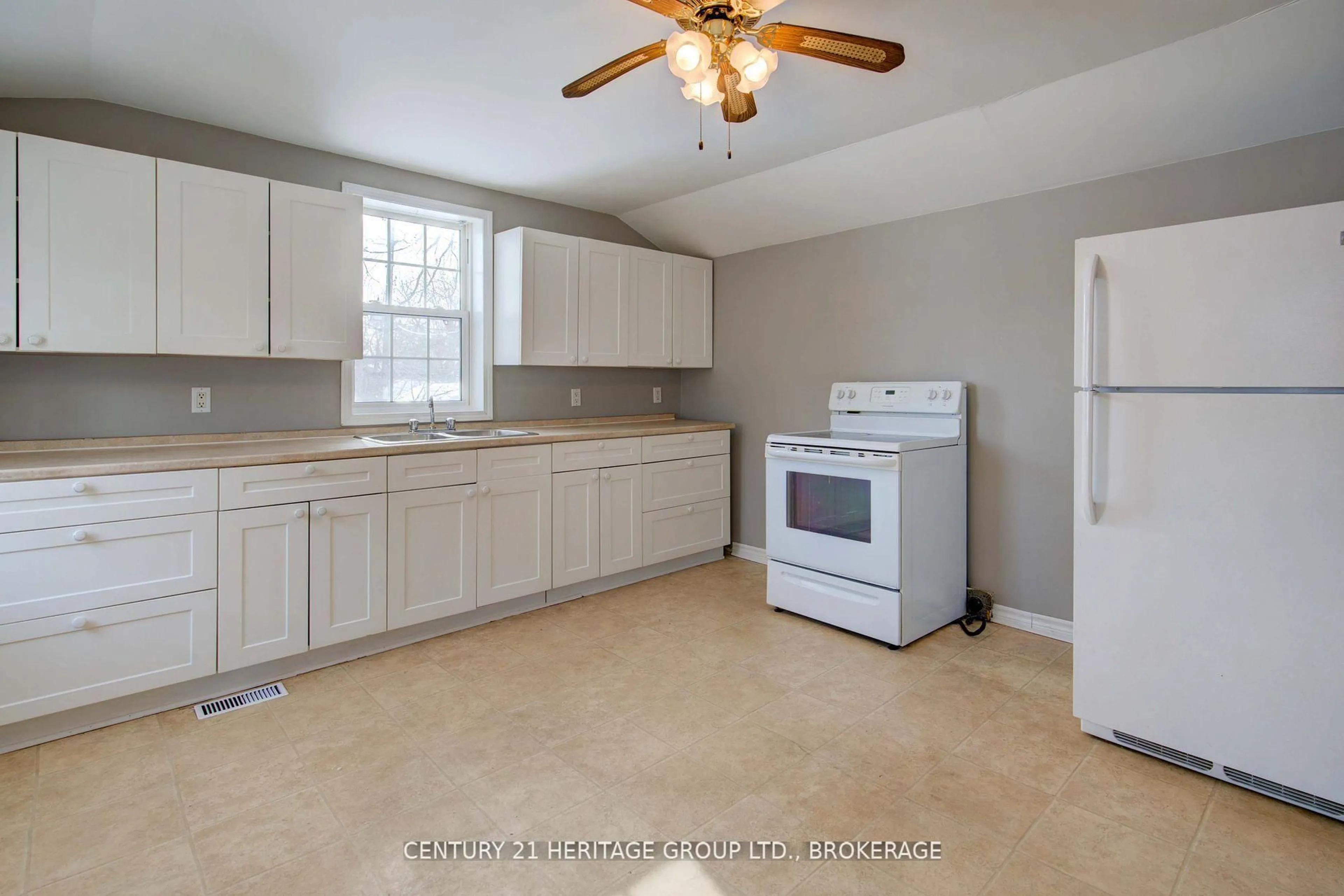 Standard kitchen, unknown for 243 KING St, Gananoque Ontario K7G 1G4