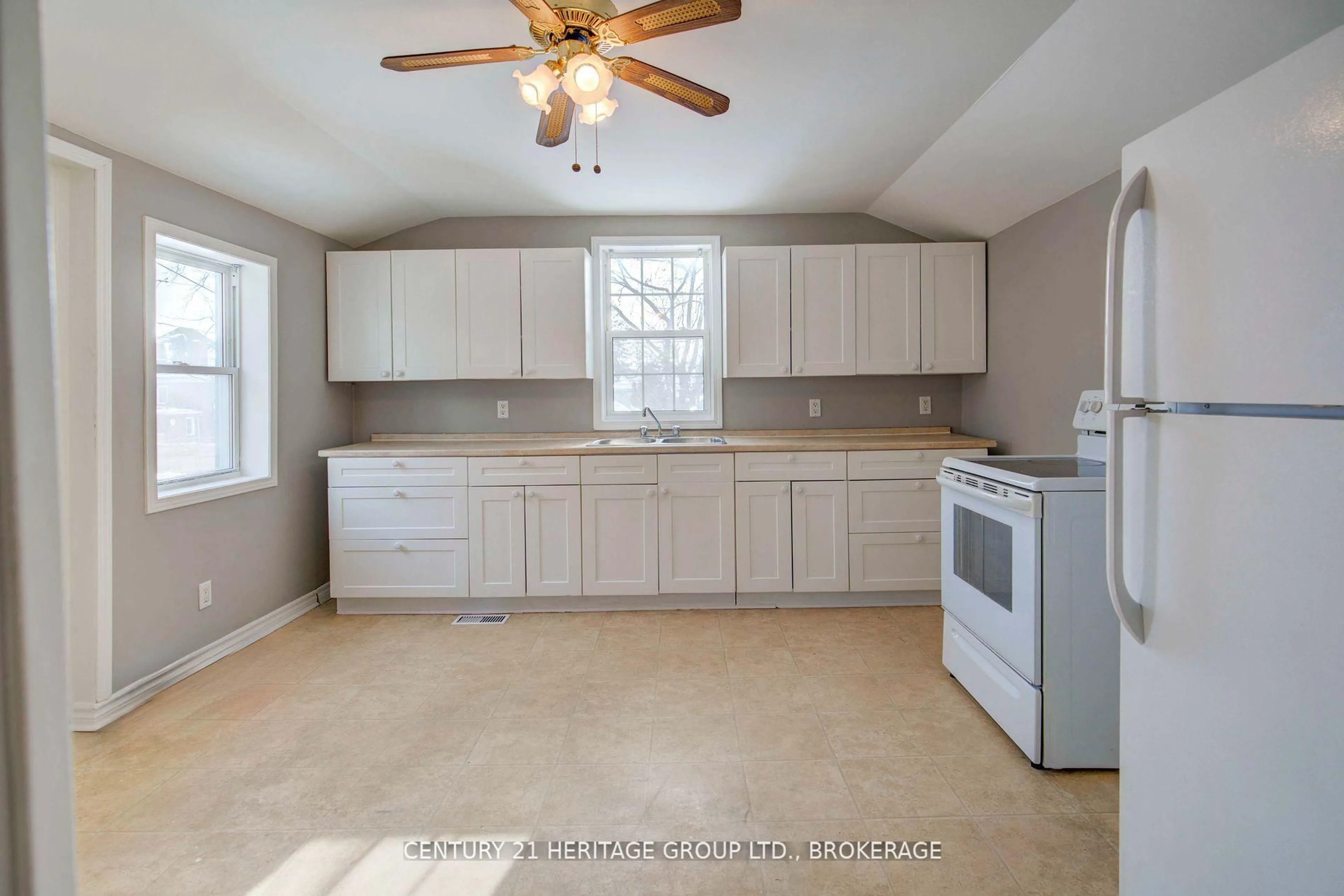 Unknown for 243 KING St, Gananoque Ontario K7G 1G4