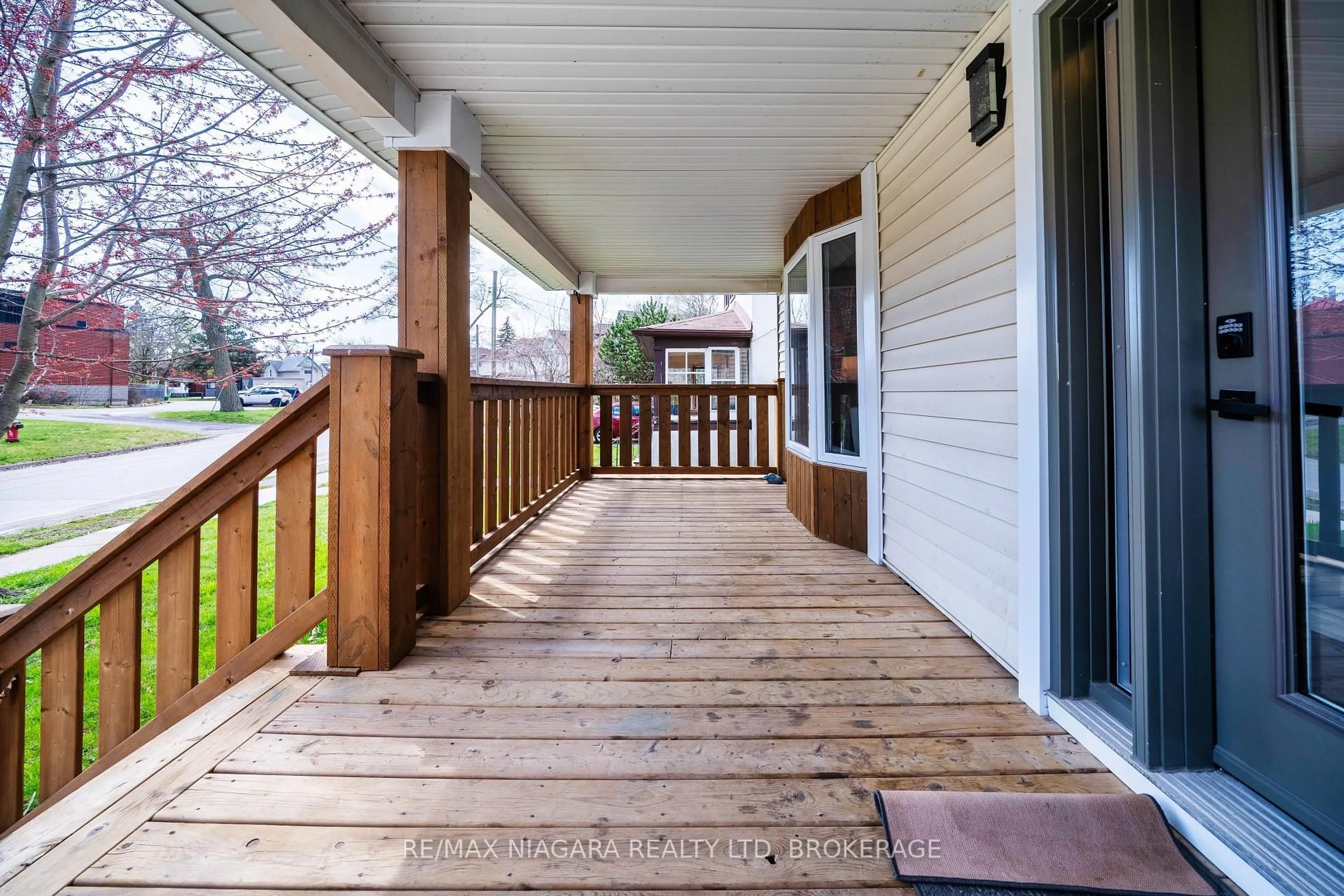 Patio, street for 4749 EPWORTH Circ, Niagara Falls Ontario L2E 1E1