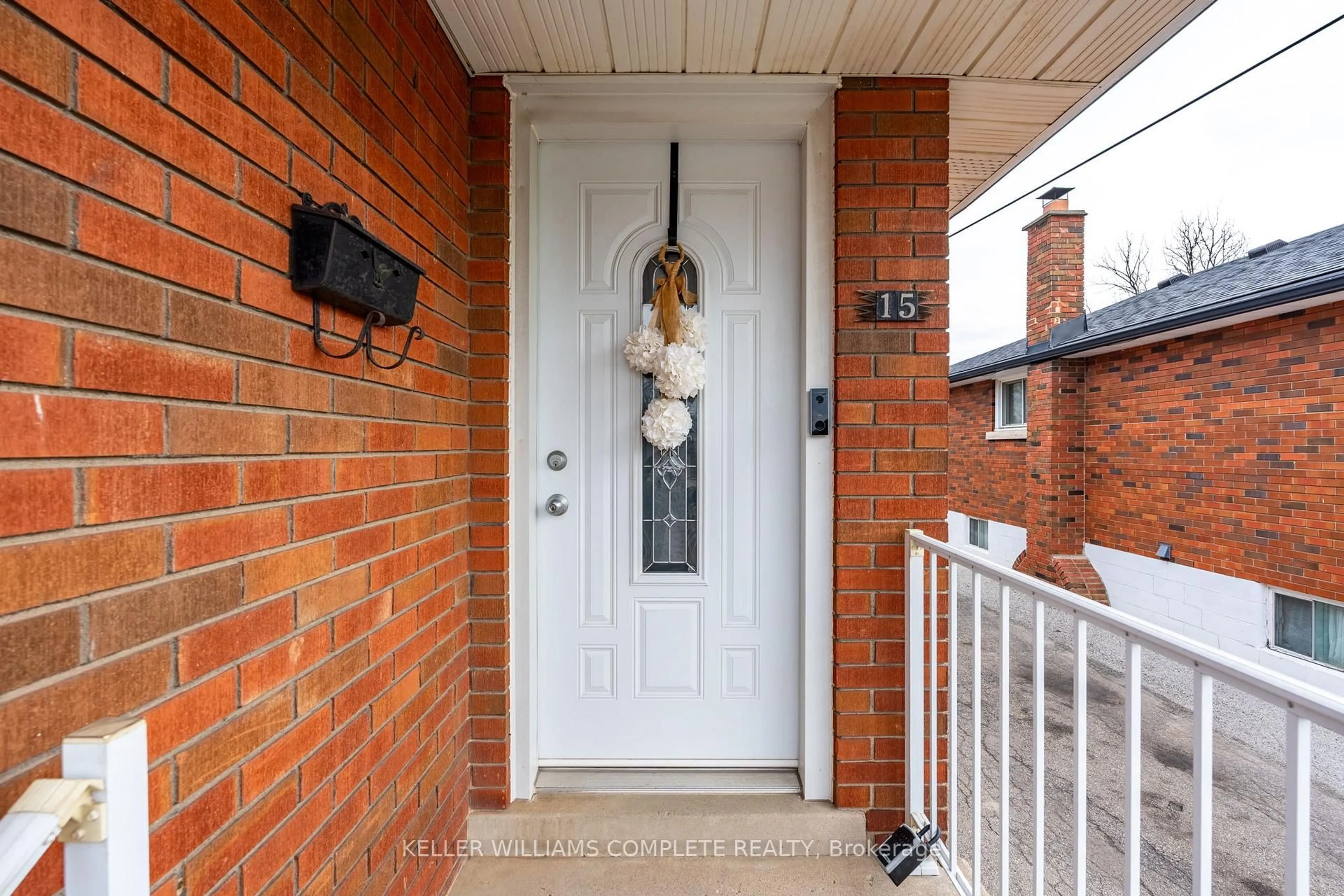 Indoor entryway for 15 Nelligan Pl, Hamilton Ontario L8K 4X6