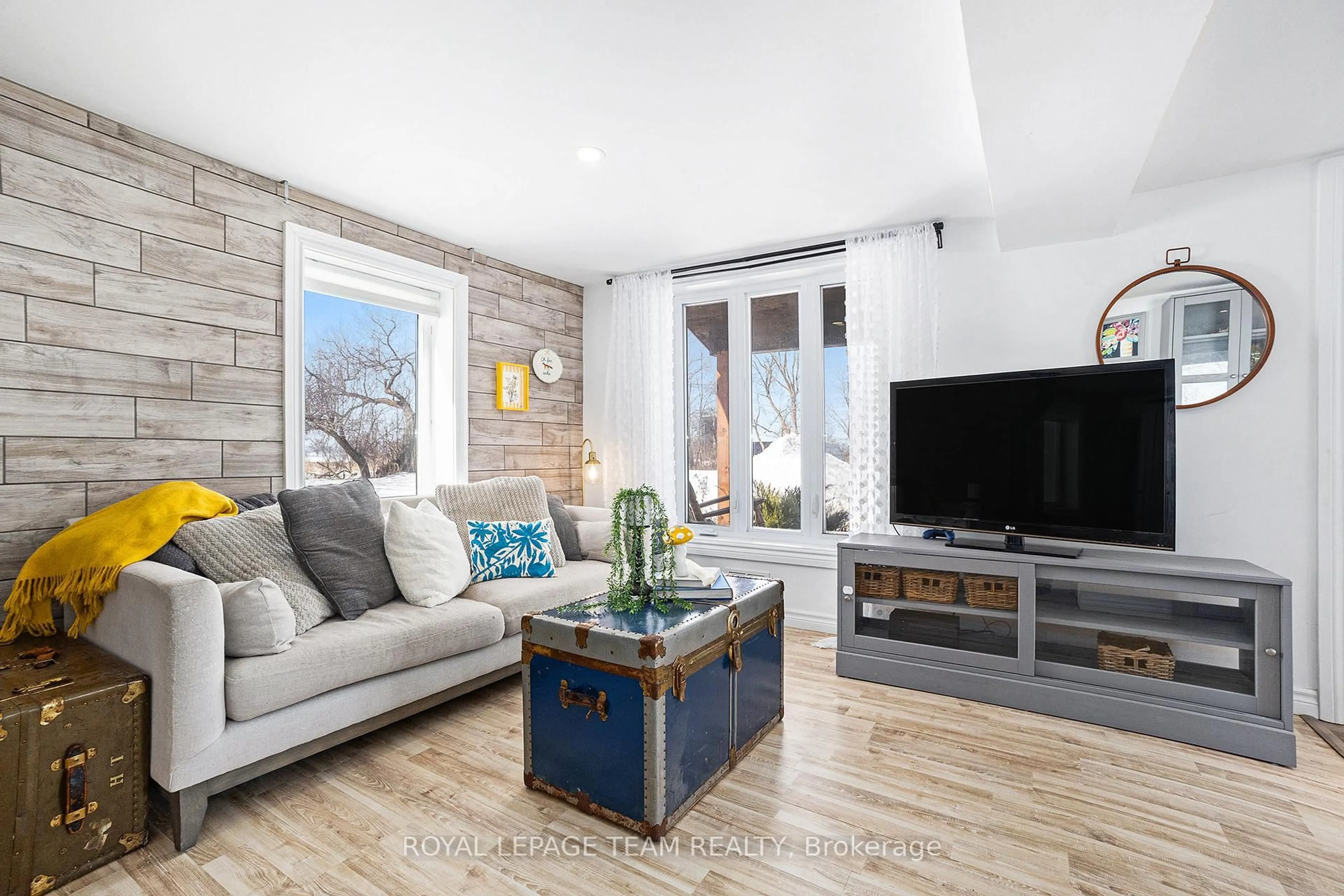 Living room with furniture, unknown for 13034 Boyne Rd, North Dundas Ontario K0C 1H0