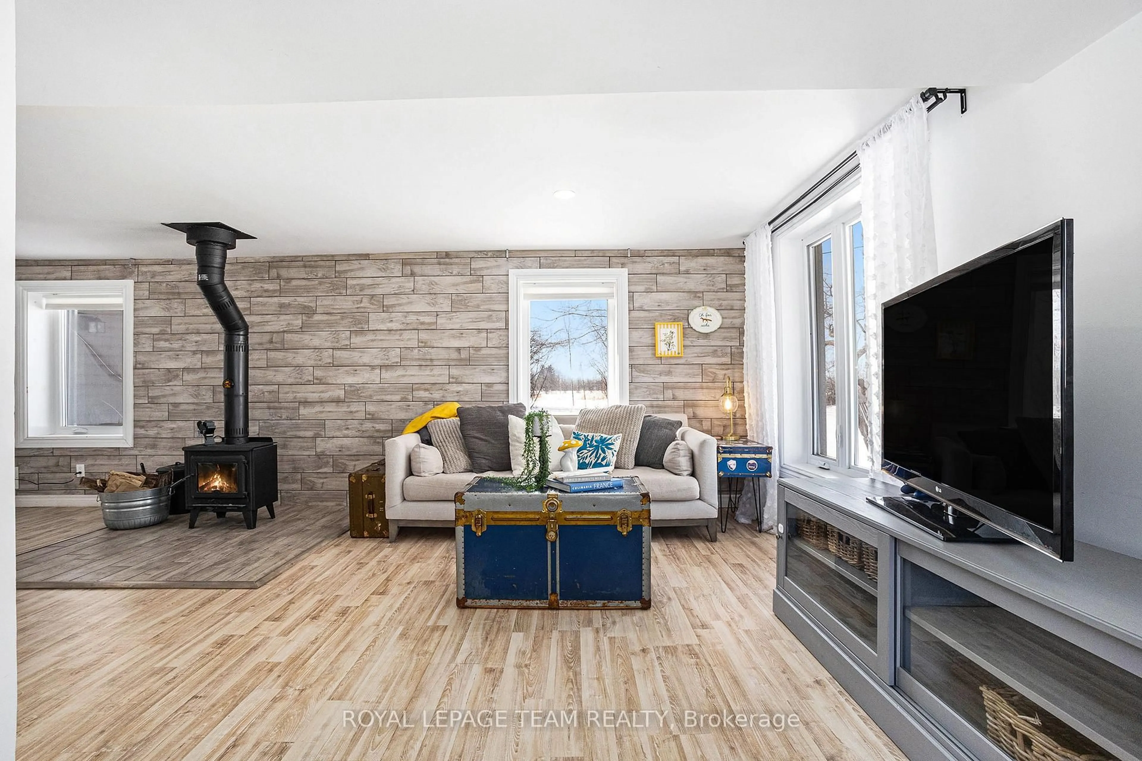 Living room with furniture, unknown for 13034 Boyne Rd, North Dundas Ontario K0C 1H0