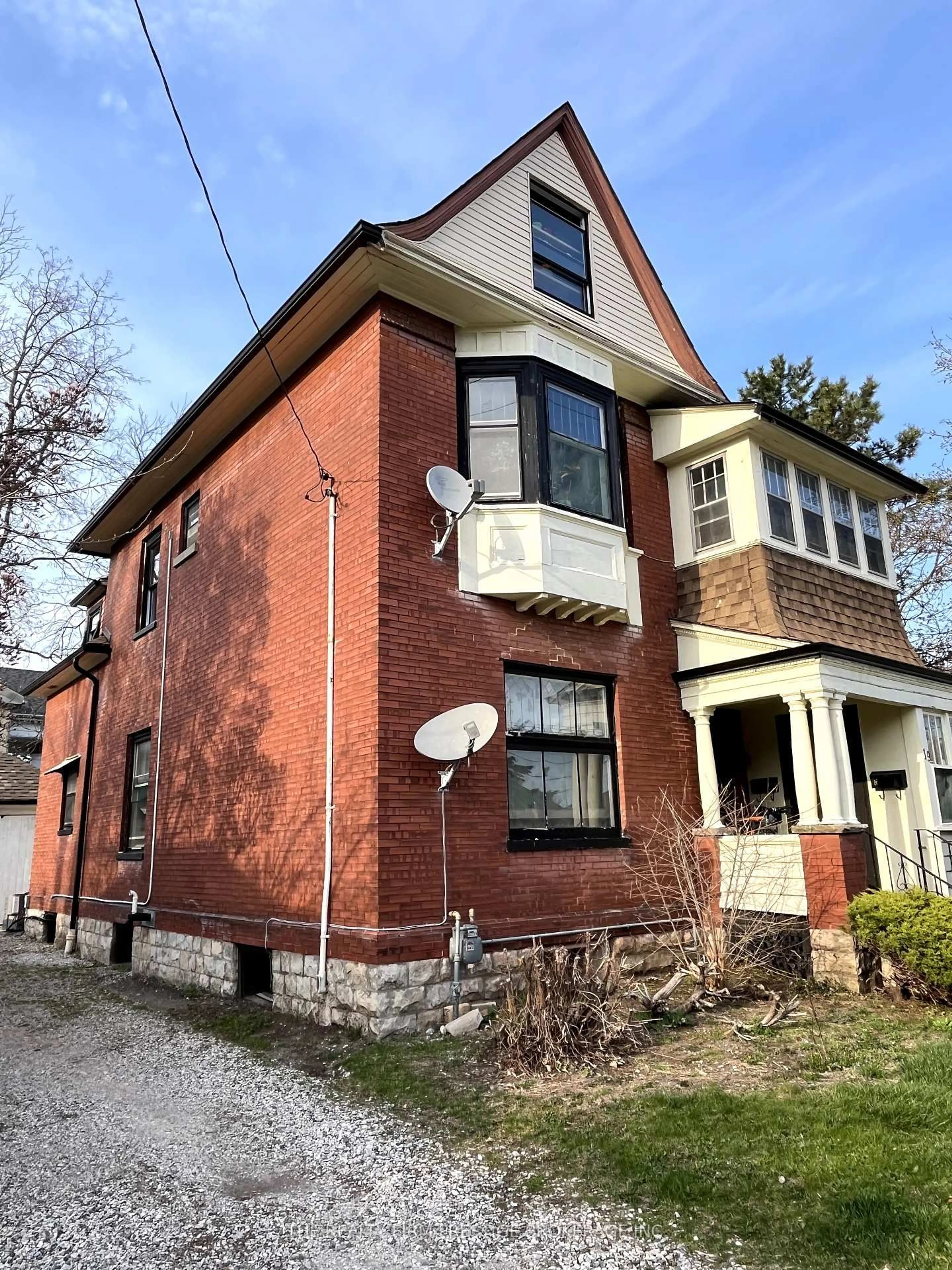 Home with brick exterior material, building for 19 Scott St, St. Thomas Ontario N5P 1K1