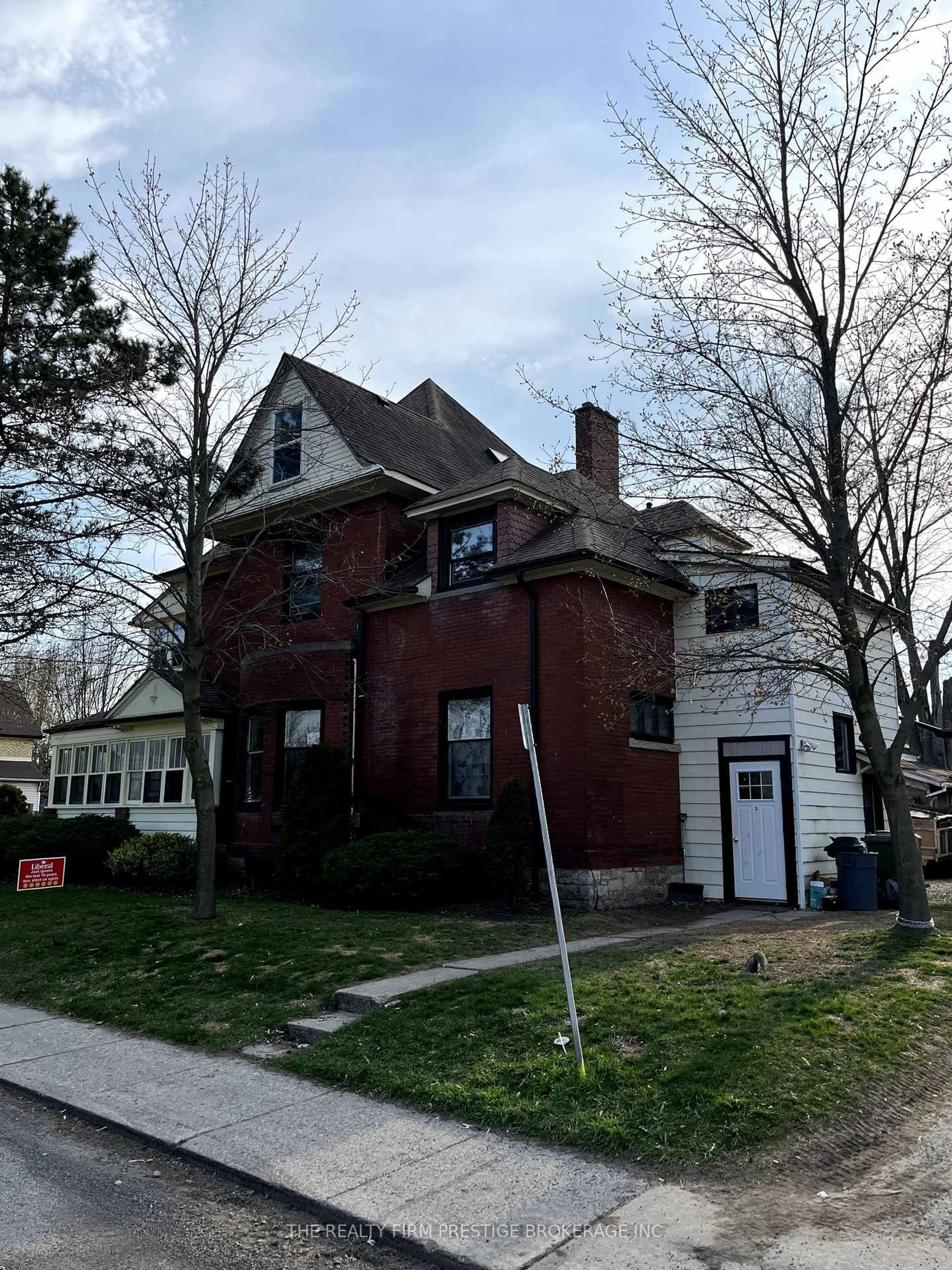 Home with brick exterior material, building for 19 Scott St, St. Thomas Ontario N5P 1K1