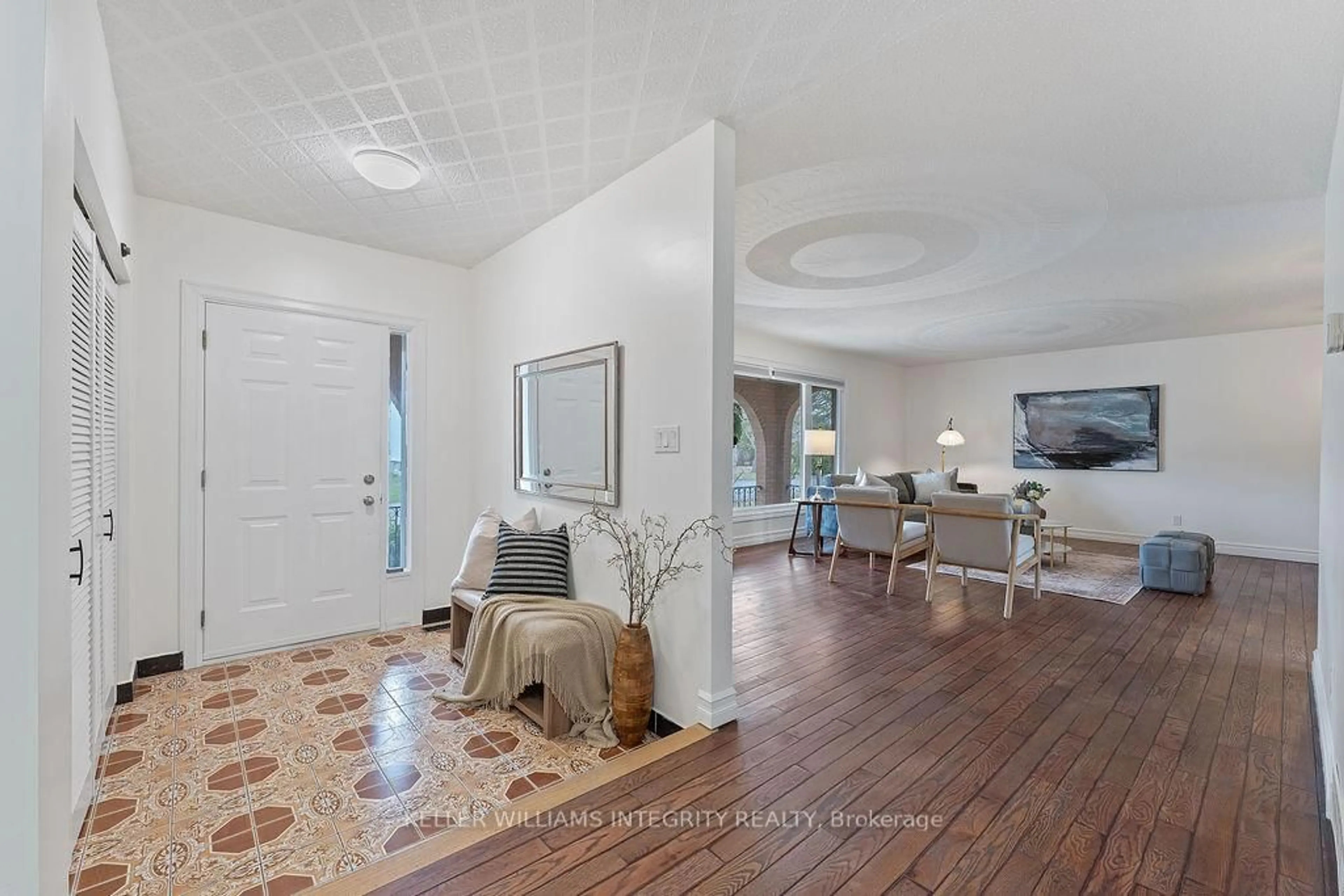 Indoor entryway for 62 Chippewa Ave, Ottawa Ontario K2G 1Y2