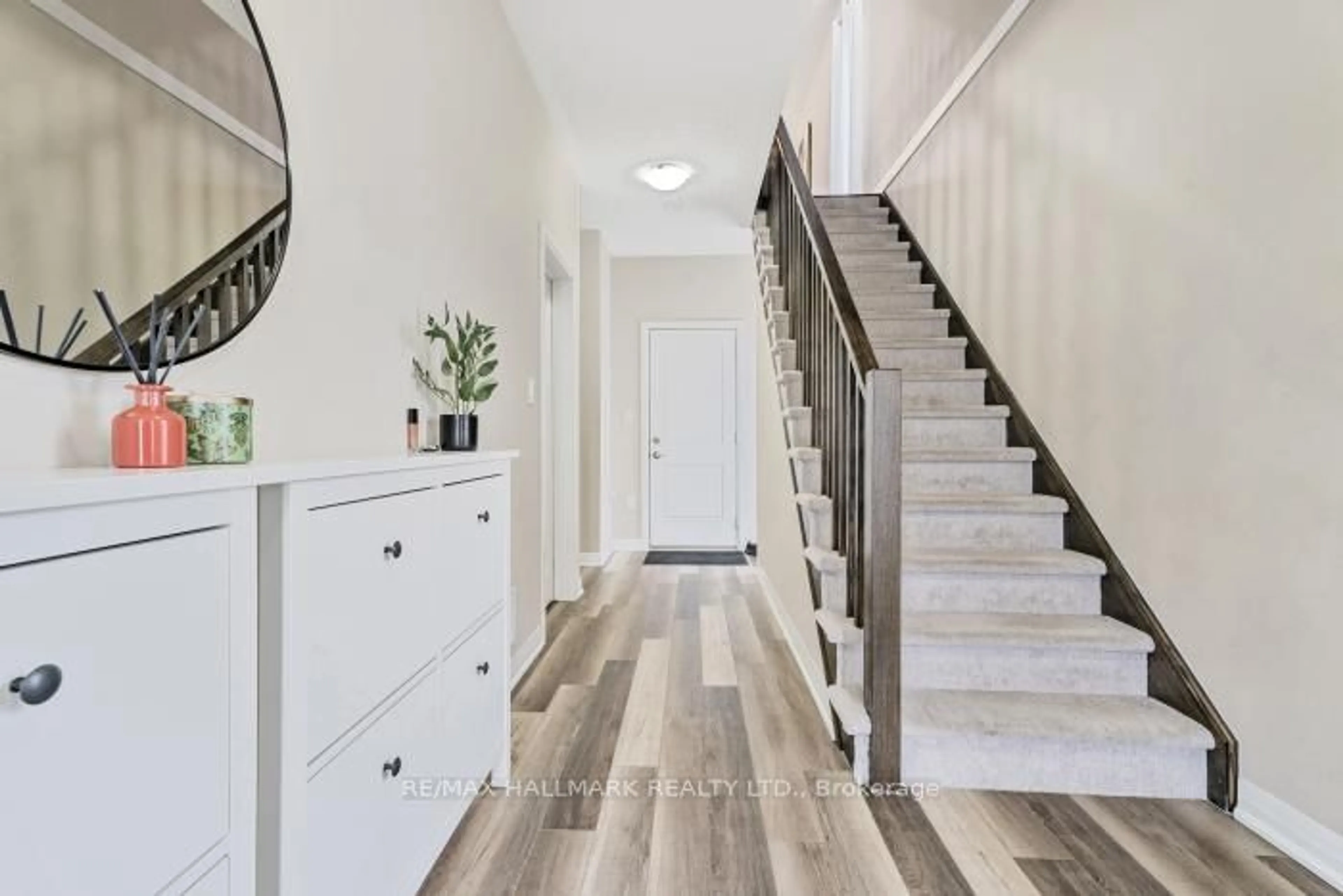 Indoor entryway for 299 Dalgleish Tr, Hamilton Ontario L8J 3H5