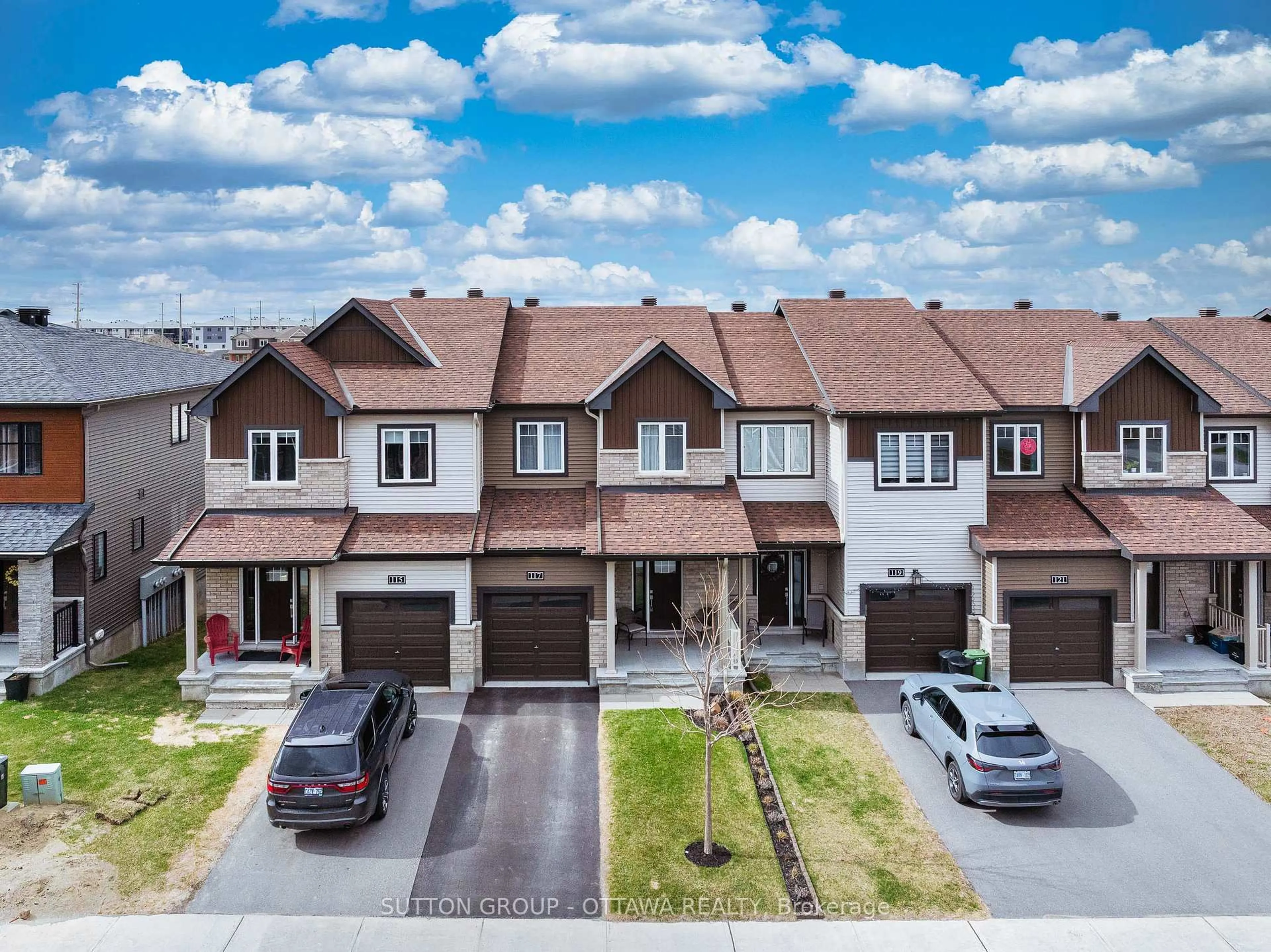 A pic from outside/outdoor area/front of a property/back of a property/a pic from drone, street for 117 Teelin Circ, Ottawa Ontario K2J 6T8