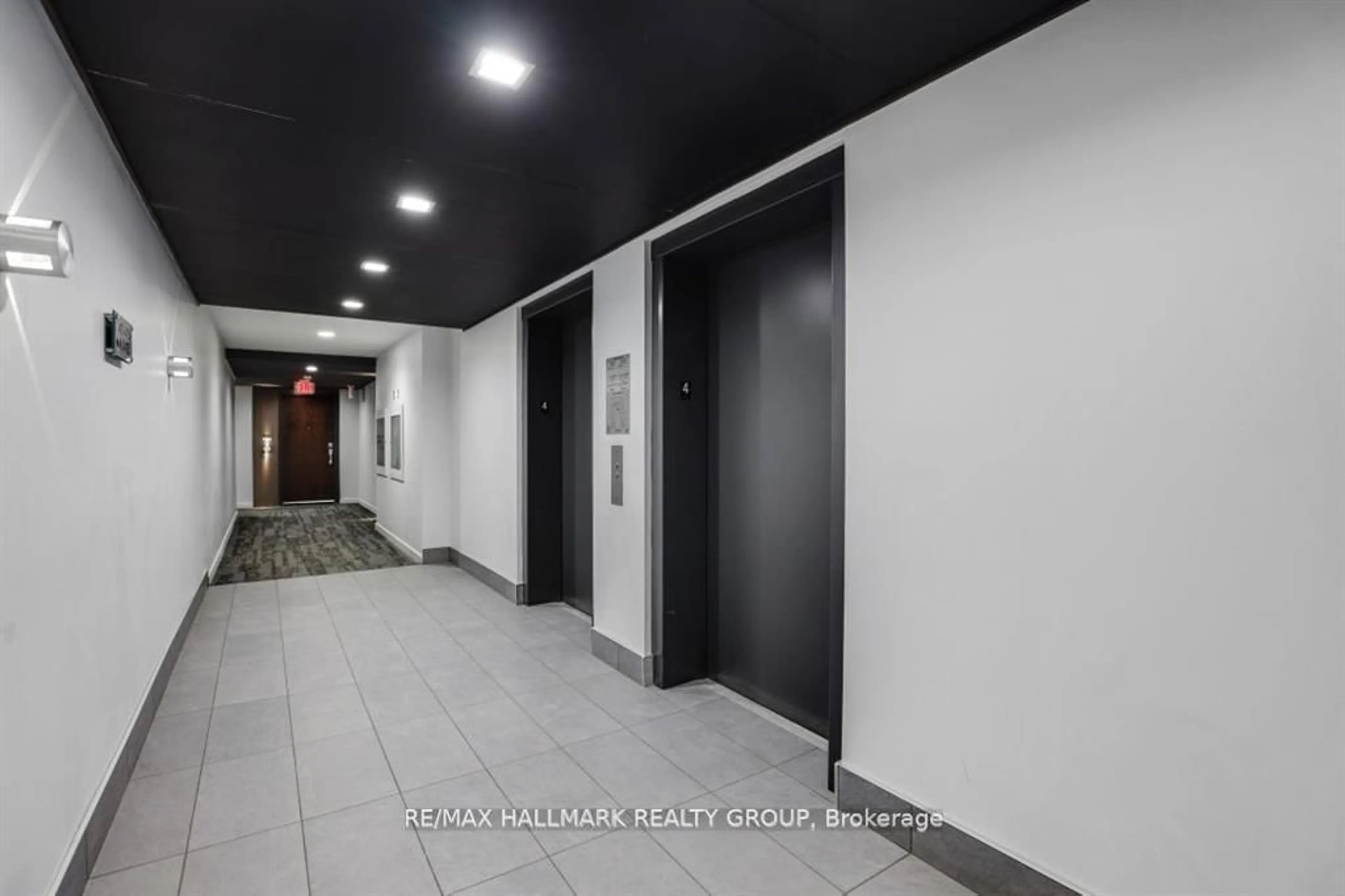 Indoor foyer for 360 Patricia Ave #407, Ottawa Ontario K1Z 0A8