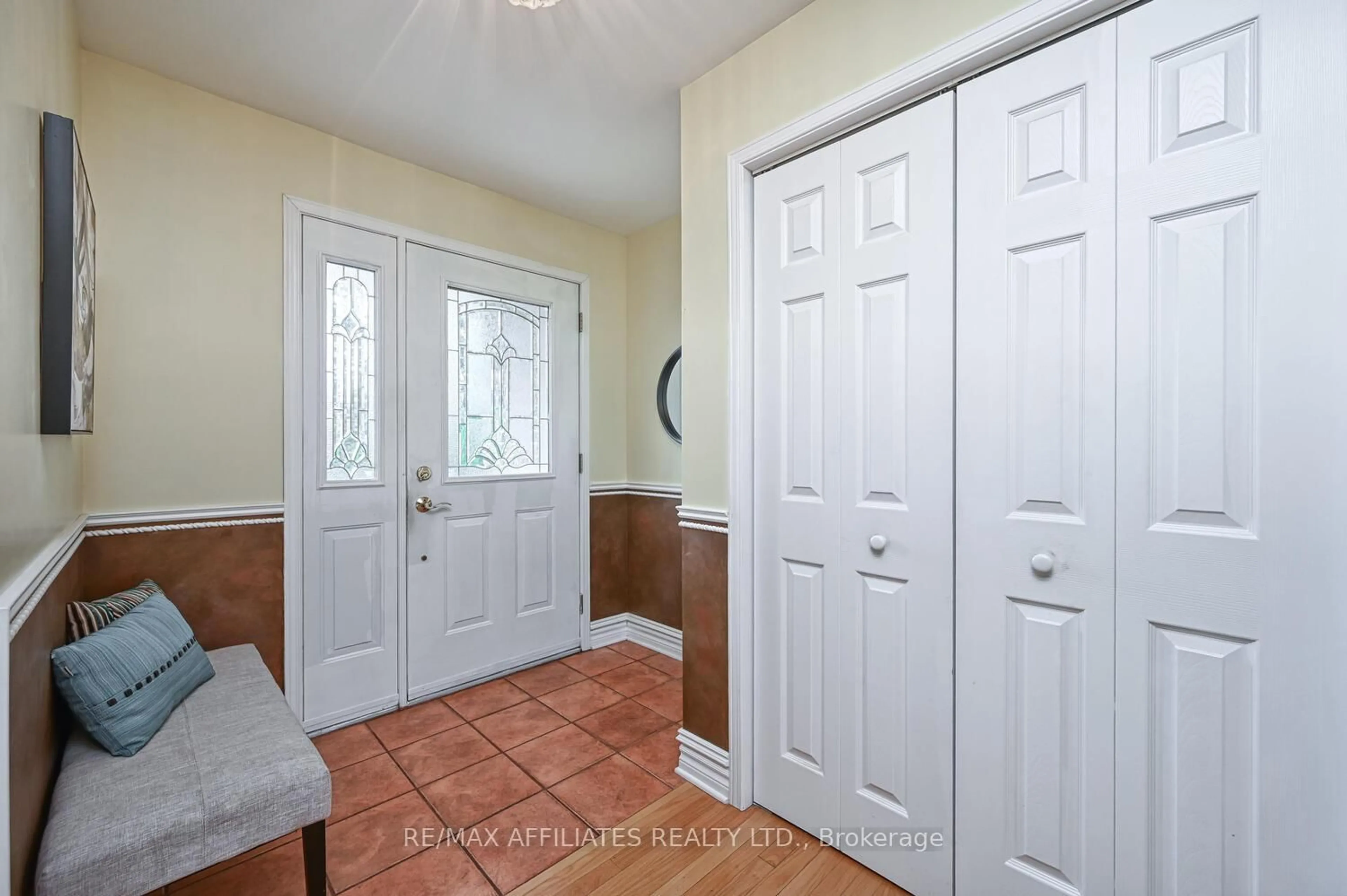Indoor entryway for 10 Tudor Circ, Rideau Lakes Ontario K0G 1L0