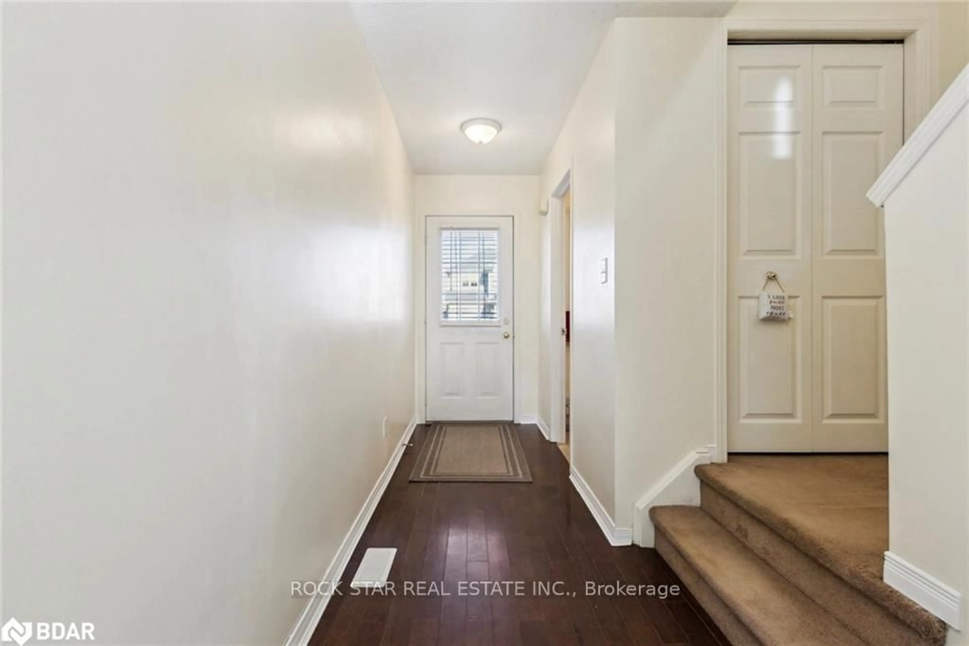 Indoor entryway for 19 Isabella St, Kitchener Ontario N2E 4J9