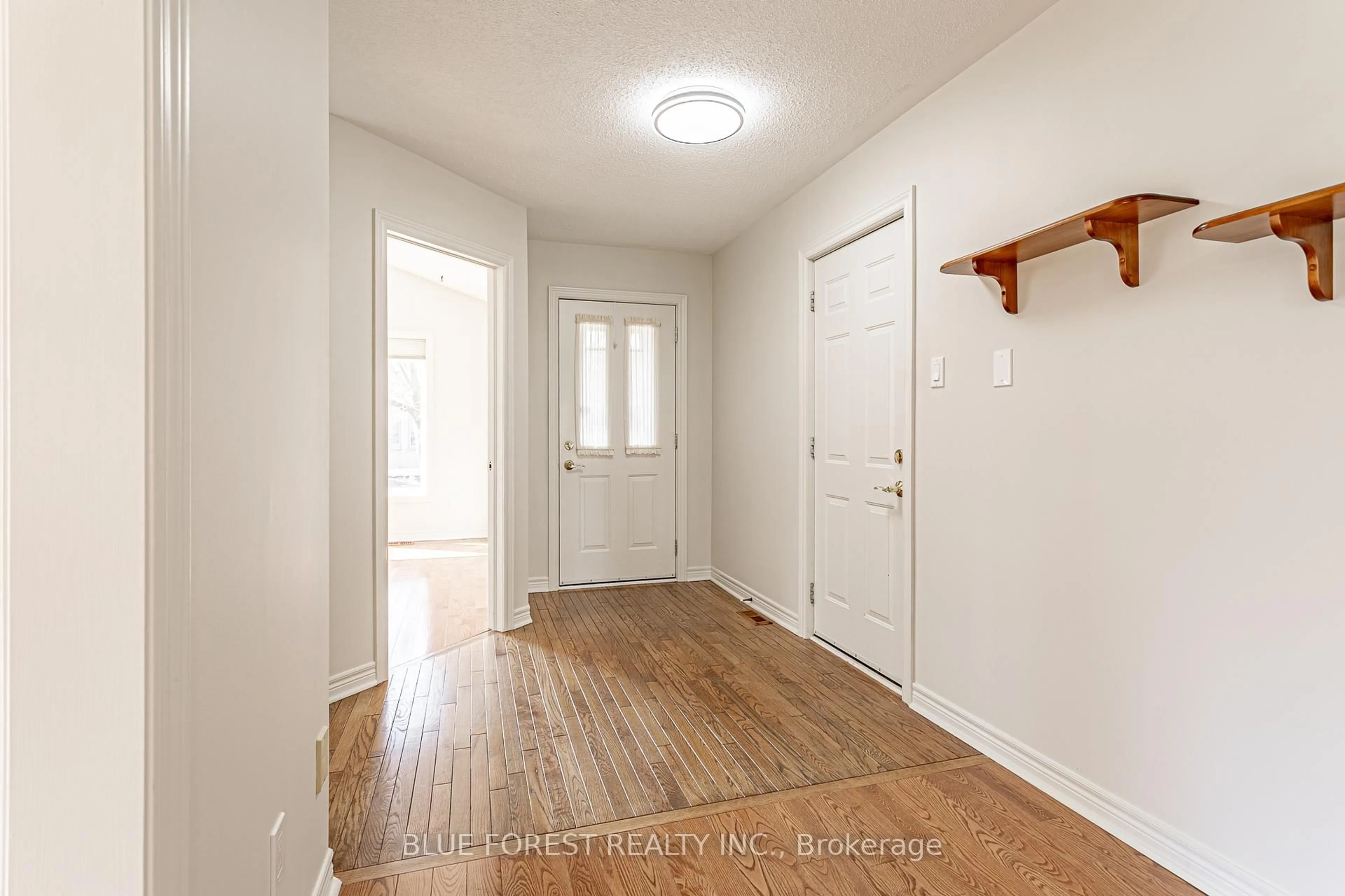 Indoor entryway for 617 Wharncliffe Rd #7, London South Ontario N6J 2N7