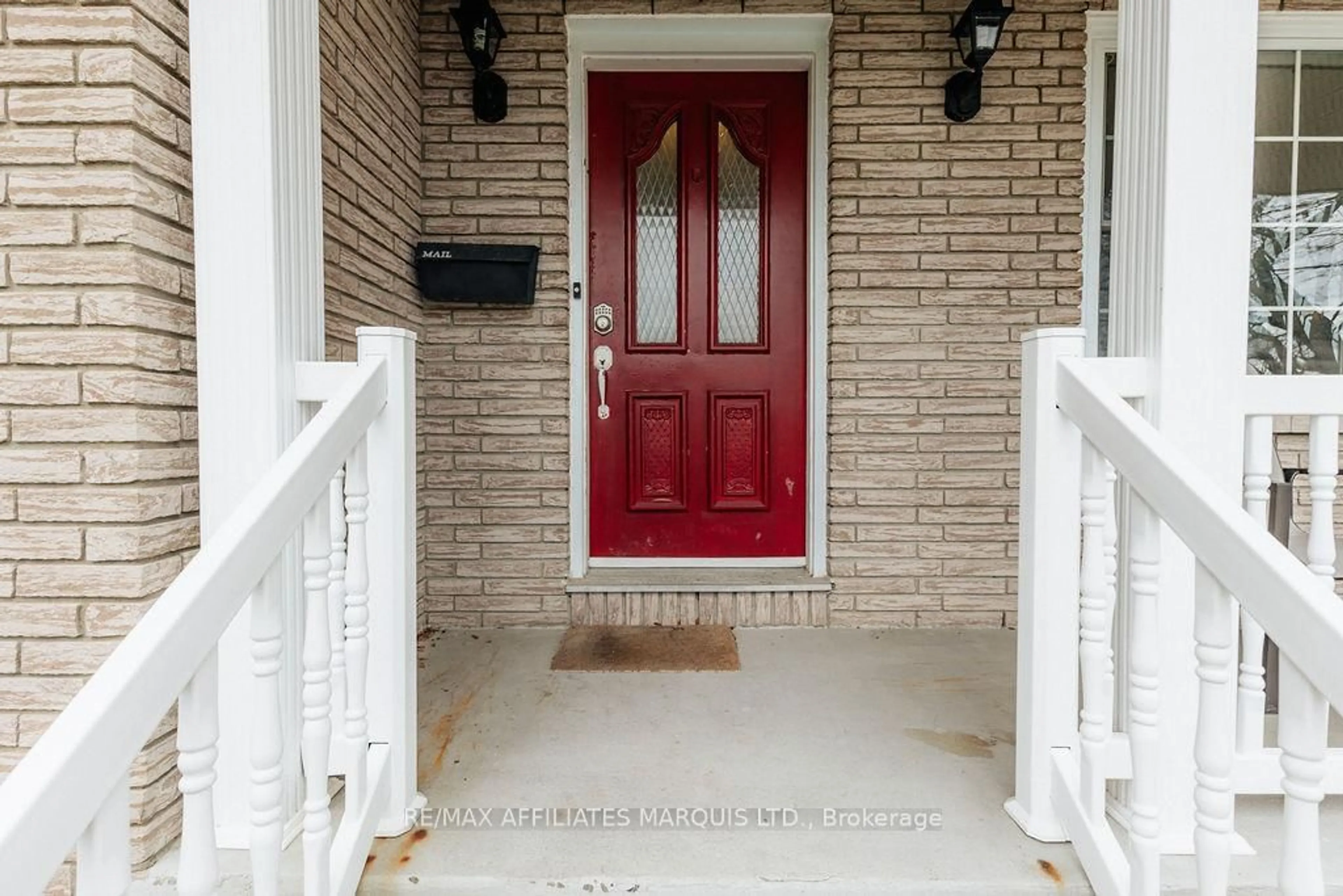 Indoor entryway for 2423 Edgar St, Cornwall Ontario K6J 5G8
