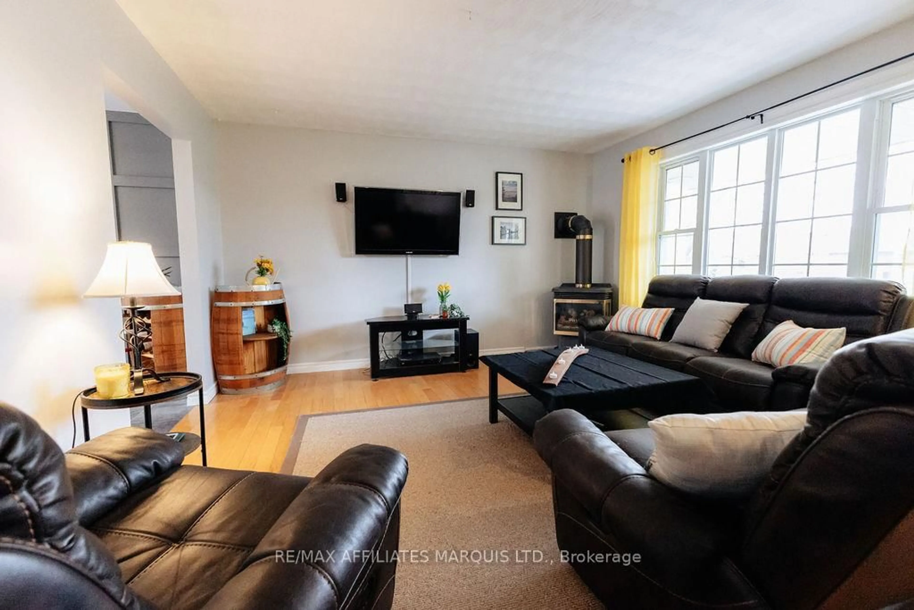 Living room with furniture, unknown for 2423 Edgar St, Cornwall Ontario K6J 5G8